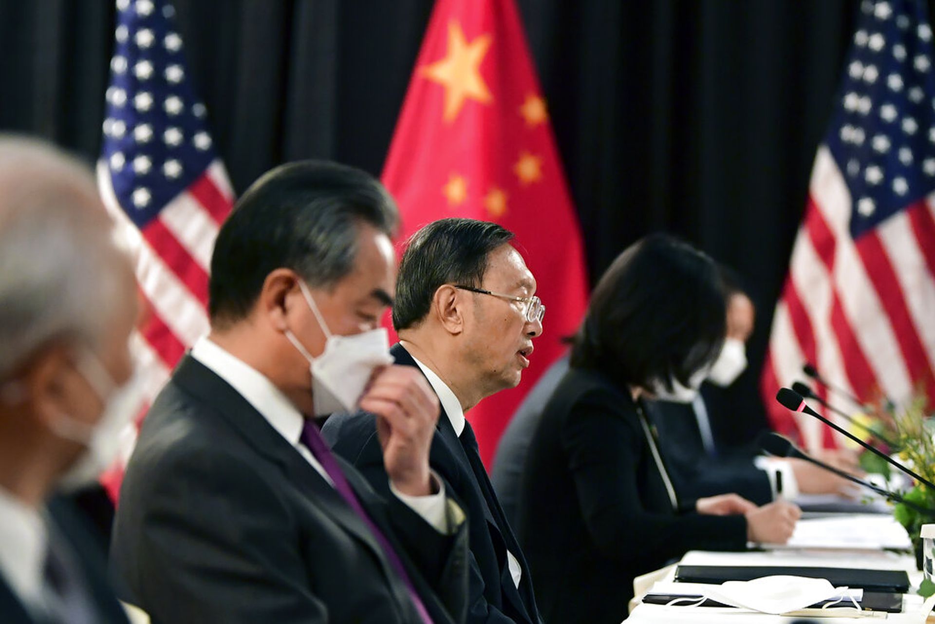 王毅也在会晤上批评美国的待客之道。（AP）
