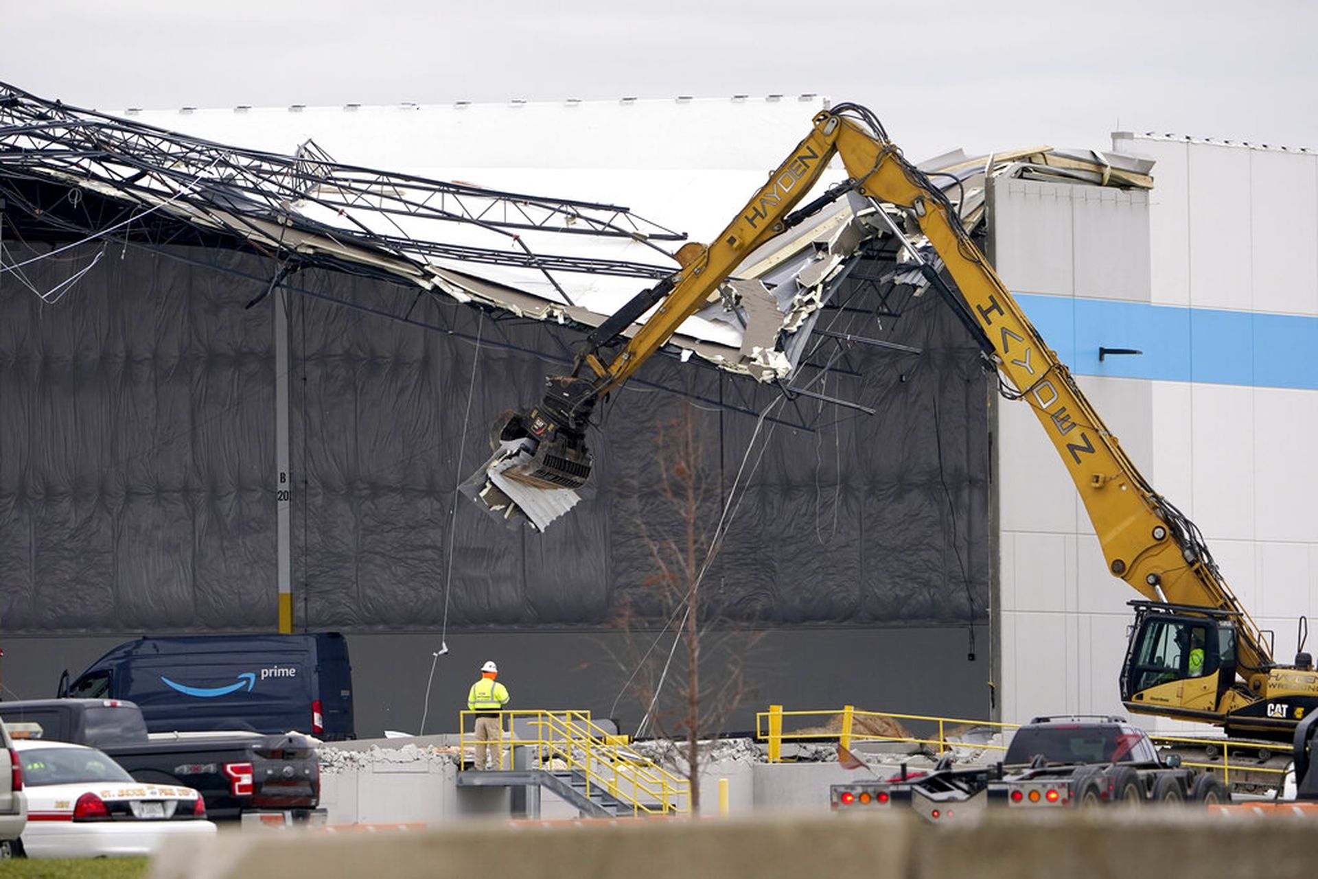龙卷风袭美国：伊利诺州亚马逊一个仓库的屋顶部份倒塌，图为12月11日的情况（AP）