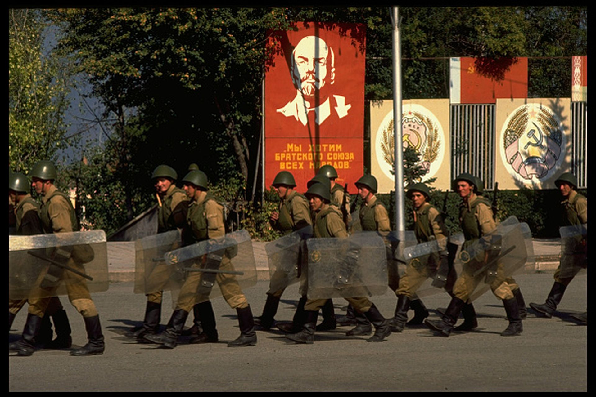 图为1990年，参与纳卡维和行动的苏联部队。亚阿两国围绕纳卡地区的争端自1988年浮出水面，但在苏联解体之前尚能维持在可控范围之内。虽然地缘环境也大为不同，但当前俄罗斯的维和行动仍然依稀可见当年苏联的影子。（Getty Images）