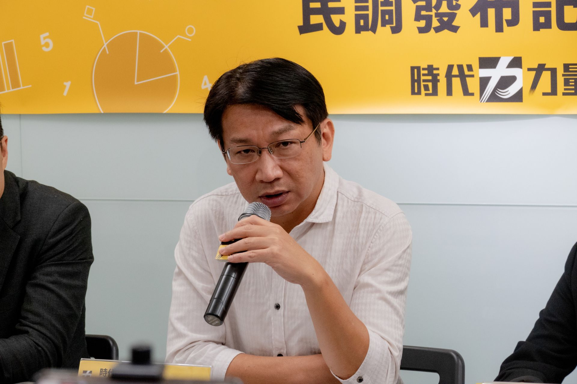 时代力量党主席徐永明批评白蓝派现任议员去选举的作为，简直是将刚罢韩成功的高雄市民当白痴。（时代力量）