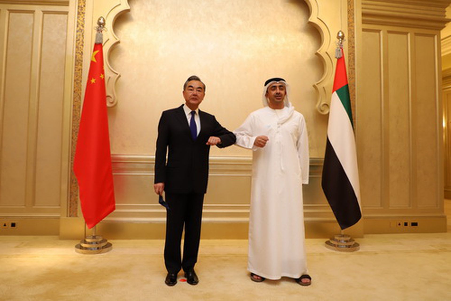 中国外交：图为2021年3月28日，中国国务委员兼外长王毅在阿布扎比同阿联酋外长阿卜杜拉举行会谈。（中国外交部）
