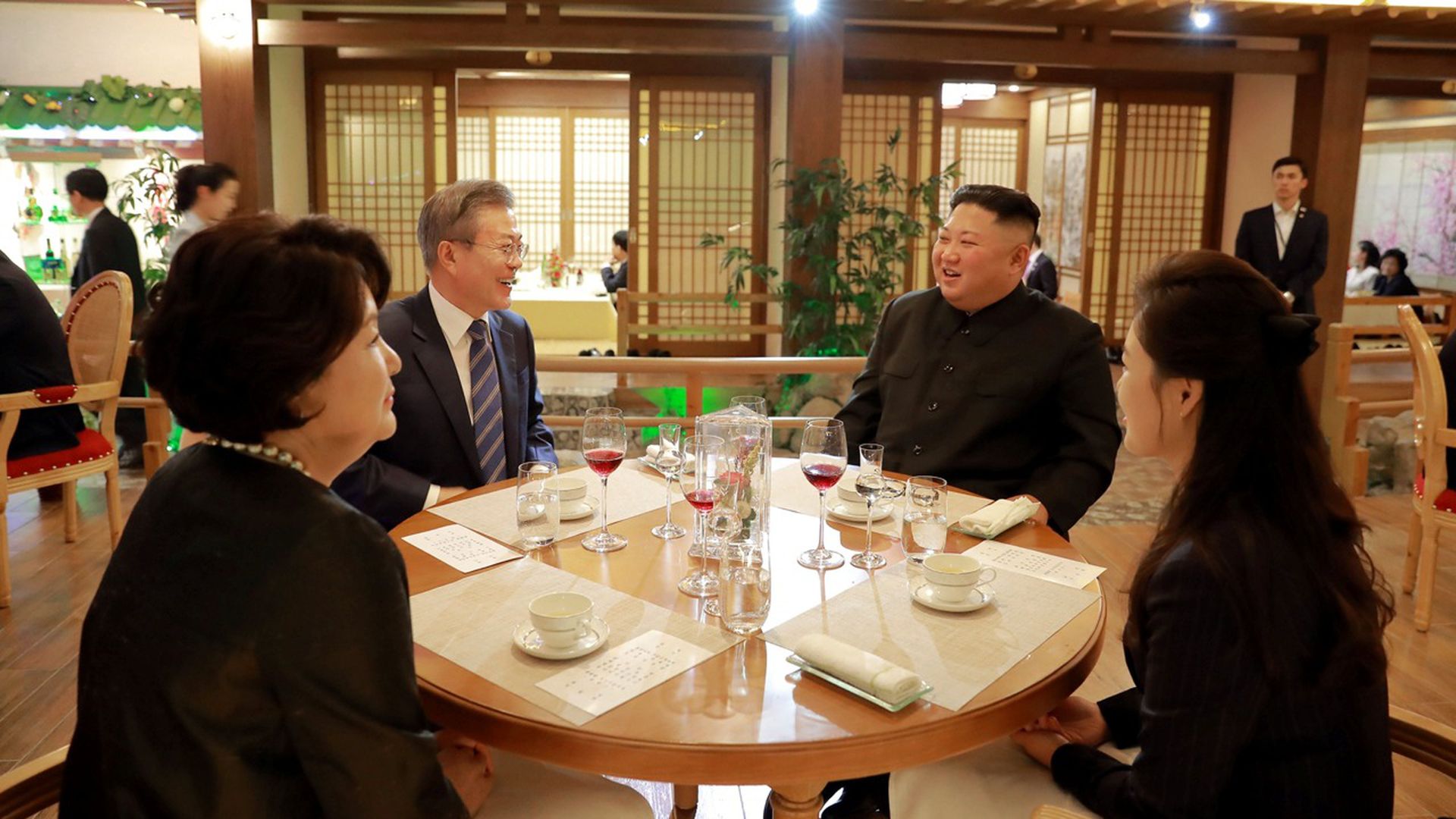 2018年9月金正恩李雪主同韩国总统文在寅夫妇在平壤共进晚餐。（路透社）