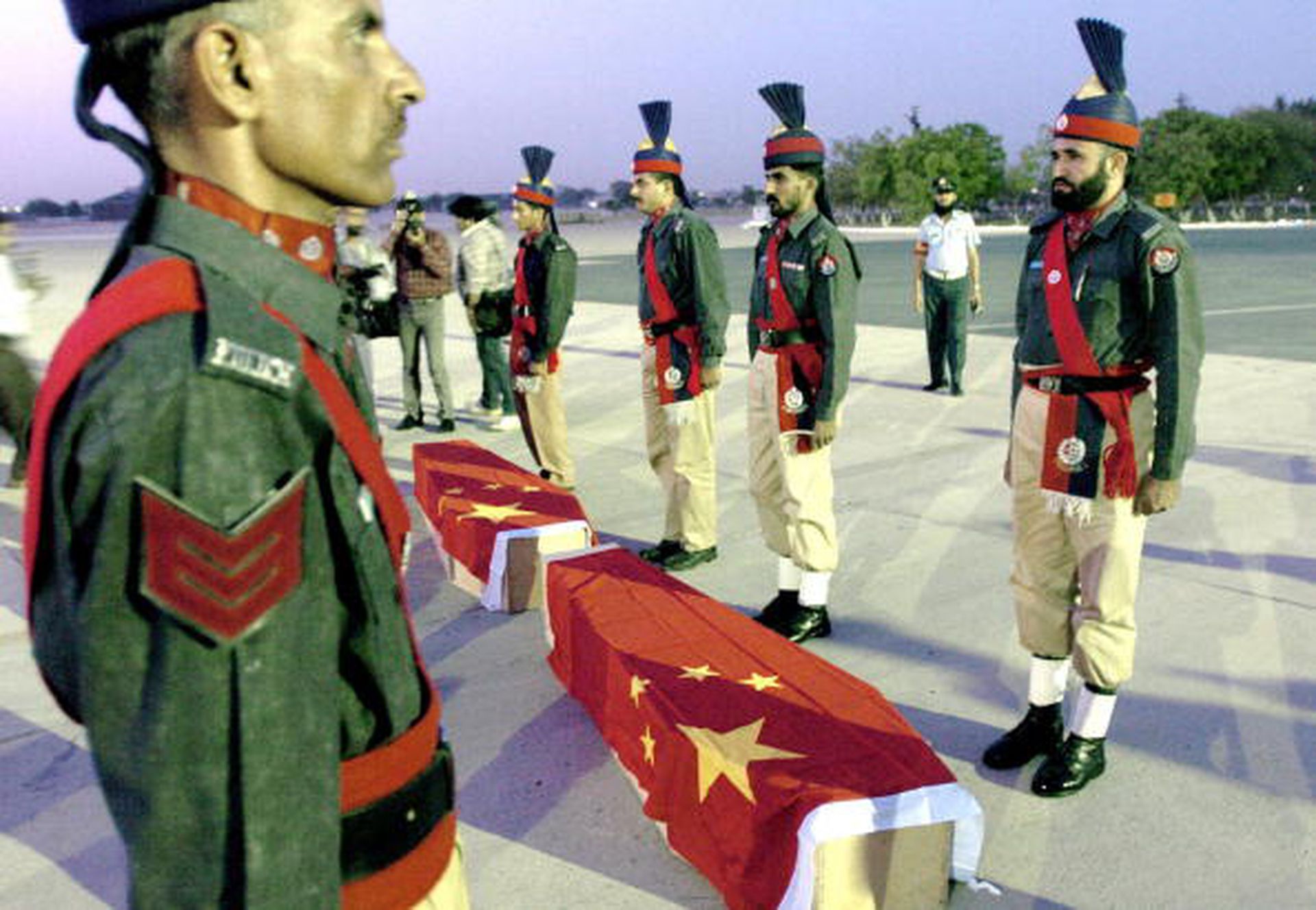 2004年5月7日，巴基斯坦军警护送三名遇害中国工程师的遗体启程返回中国。 （Getty）