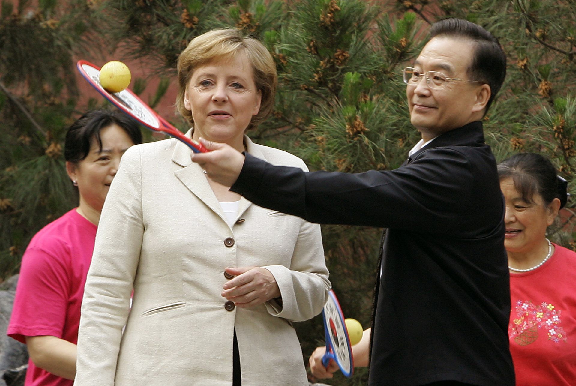 2006年5月22日，温家宝在北京菖蒲河公园向默克尔介绍太极柔力球的玩法。（路透社）