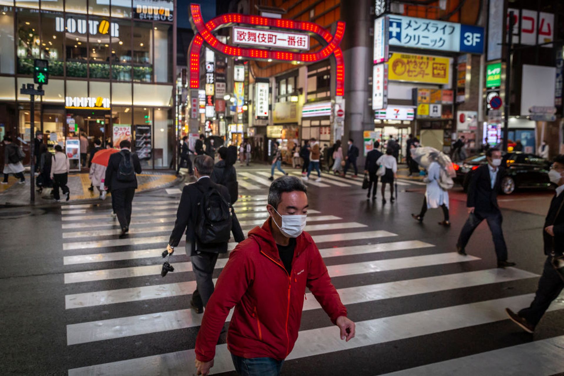 日本新冠肺炎疫情：图为5月7日日本东京新宿区的民众在歌舞伎町前的马路走过。（Getty）