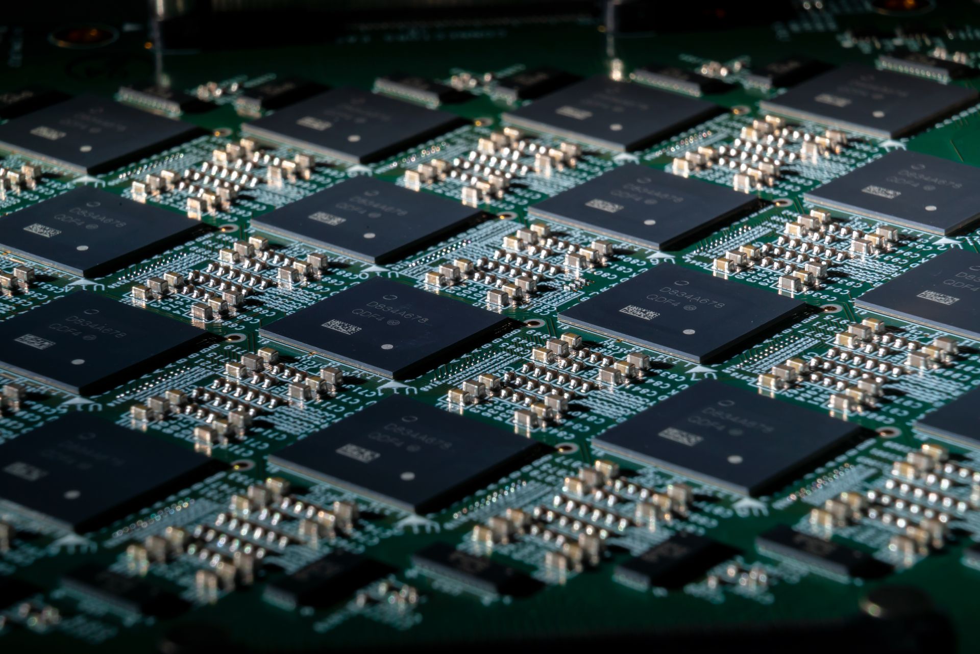 英特爾：1000億美元晶片投資計劃　建成全球最大晶片製造基地