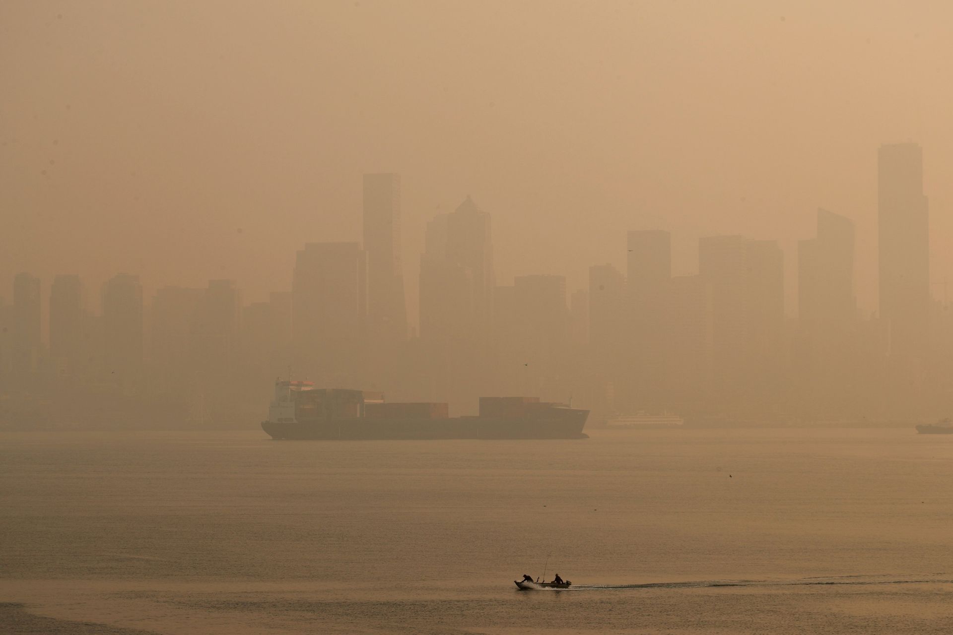 图为2020年9月11日，山火引起空气污染，西雅图的天色朦胧。 （AP）