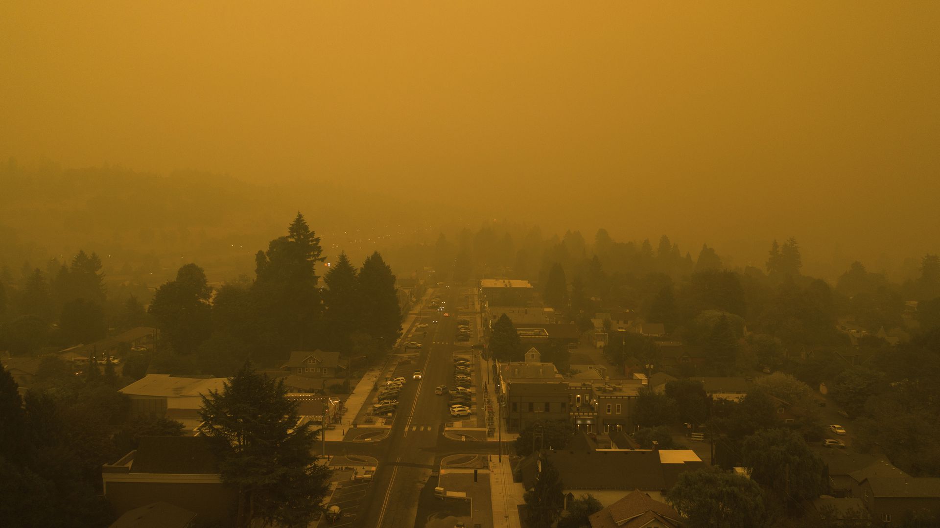 图为2020年9月10日，山火散发的烟雾笼罩俄勒冈州。 （AP）