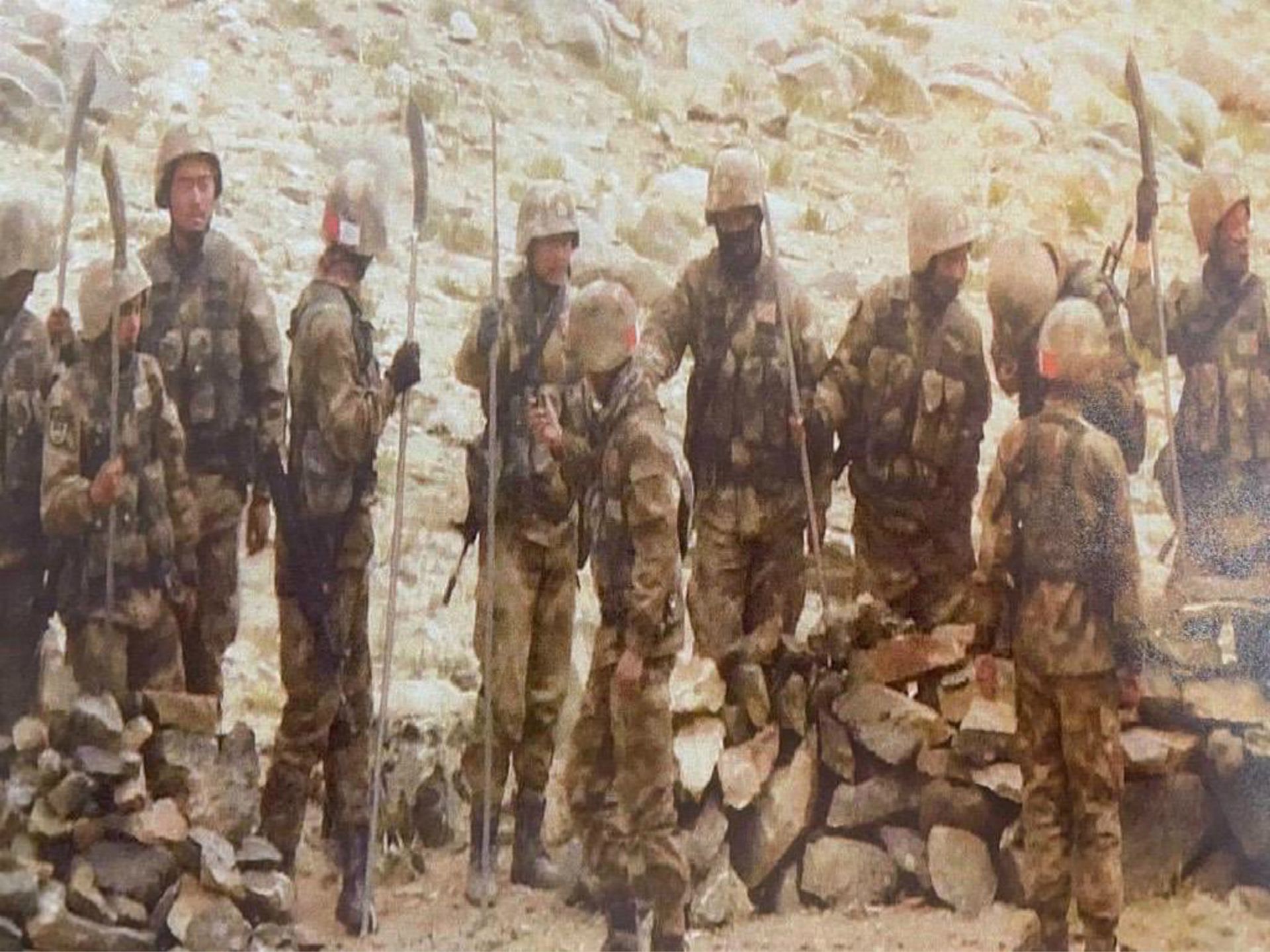 中印边境9月7日晚响起枪声,局势再度升级。印媒称,中国军队携带枪支、棍棒、长矛和砍刀等武器,试图接近实控线沿线的一个印度前沿阵地。(Twitter@Abhishek Bhalla) 中印边境9月7日晚响起枪声,局势再度升级。印媒称,中国军队携带枪支、棍棒、长矛和砍刀等武器,试图接近实控线沿线的一个印度前沿阵地。(Twitter@Abhishek Bhalla)