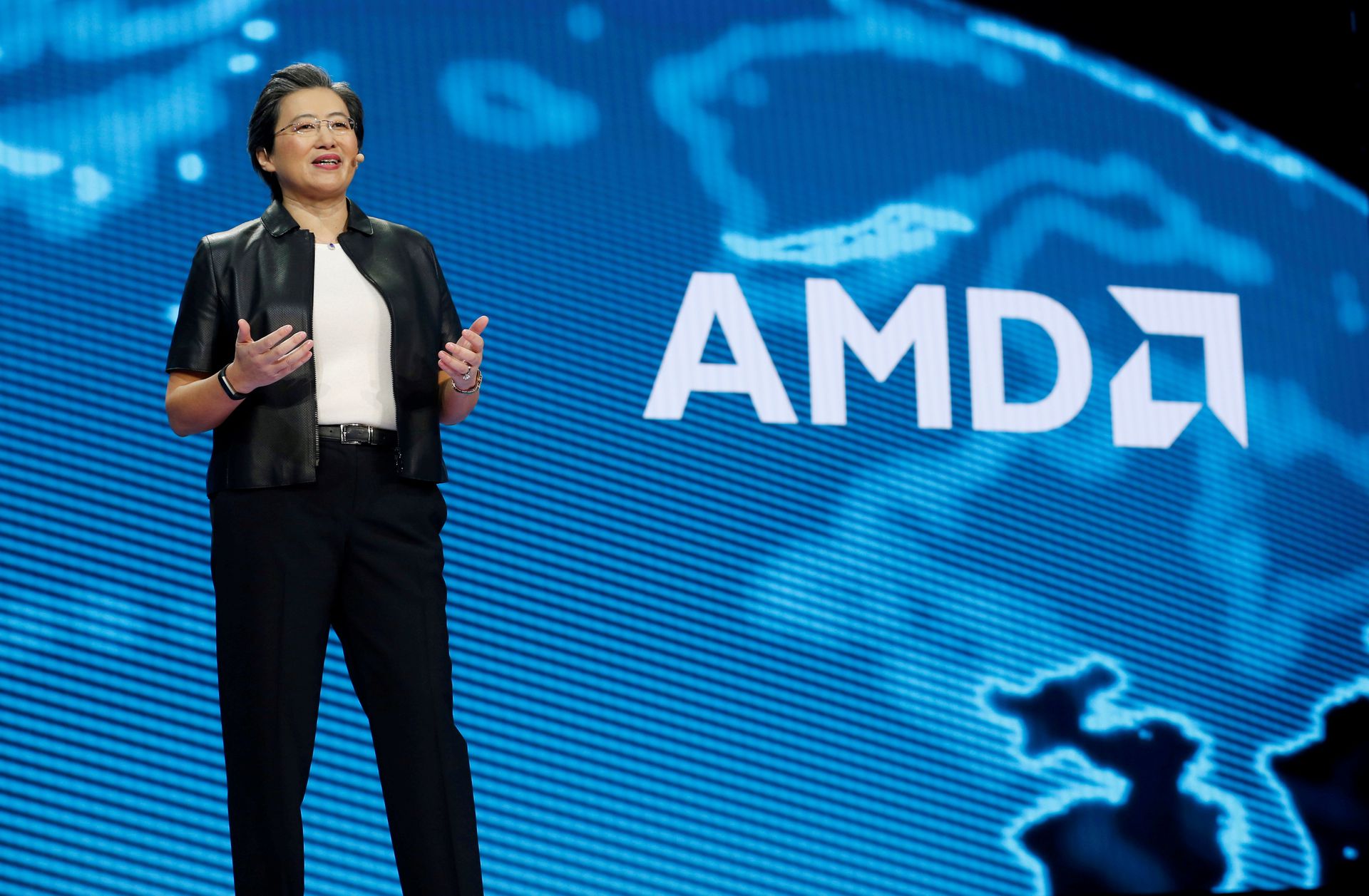 图为11月8日，AMD行政总裁苏姿丰在发布会上讲话。（Reuters）