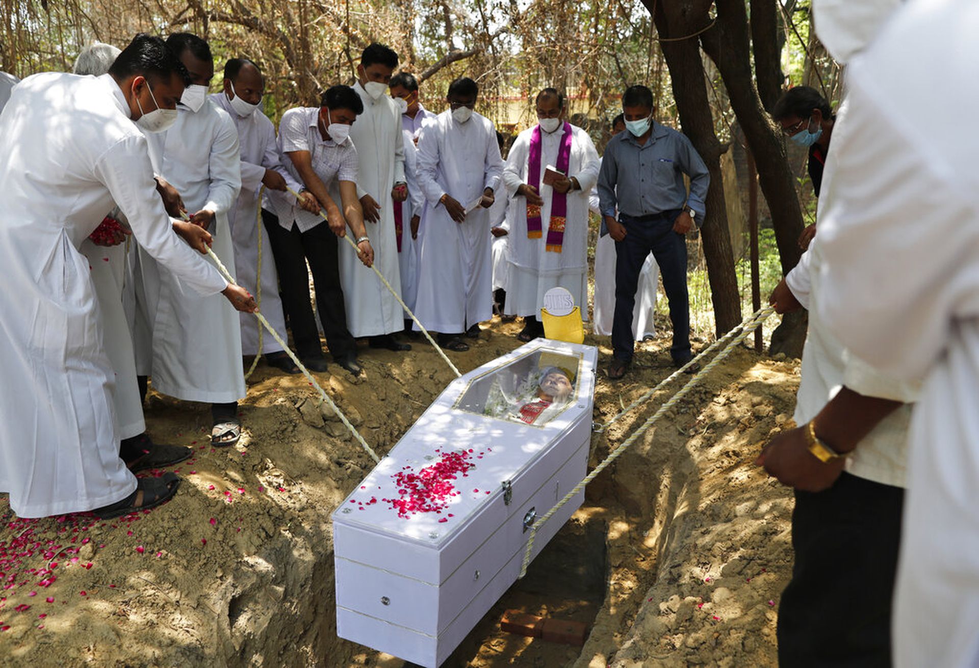 印度新冠肺炎疫情：图为5月15日一名死于新冠肺炎的天主教徒下葬。（AP）