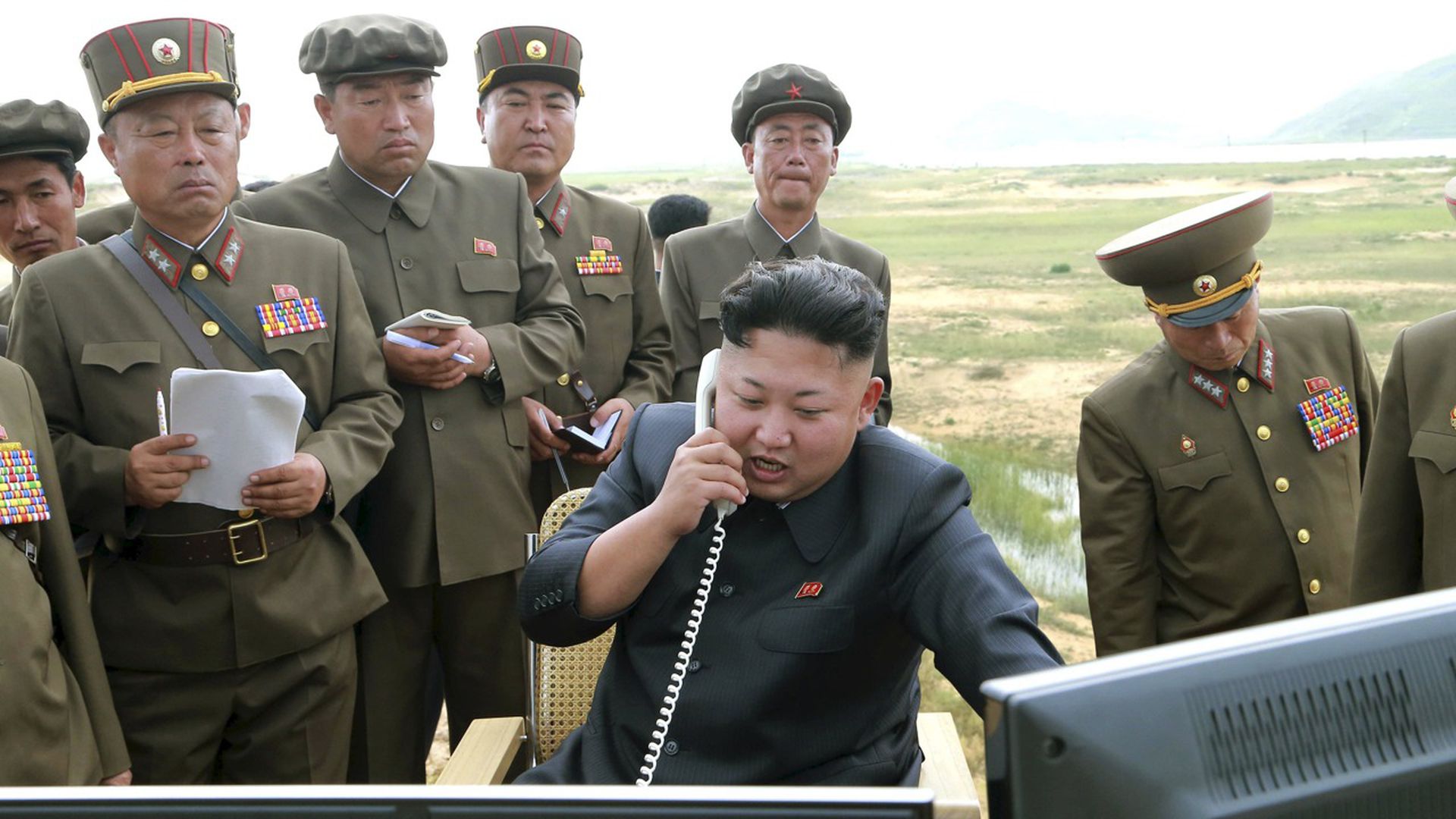 2014年8月15日消息（具体拍摄时间不详），据朝中社报道，金正恩指导朝鲜人民军发射战术火箭，当时金正恩的头发略显凌乱。（路透社）