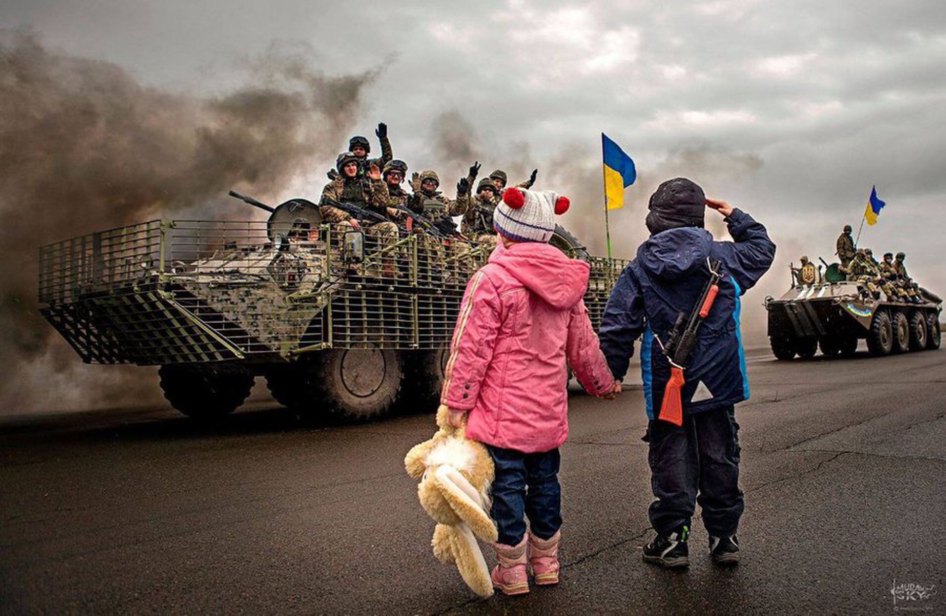 一幅遭到广泛转载的照片中，两名乌克兰孩子向军队致敬，但其后证实图片在2016年已出现。（网络截图）