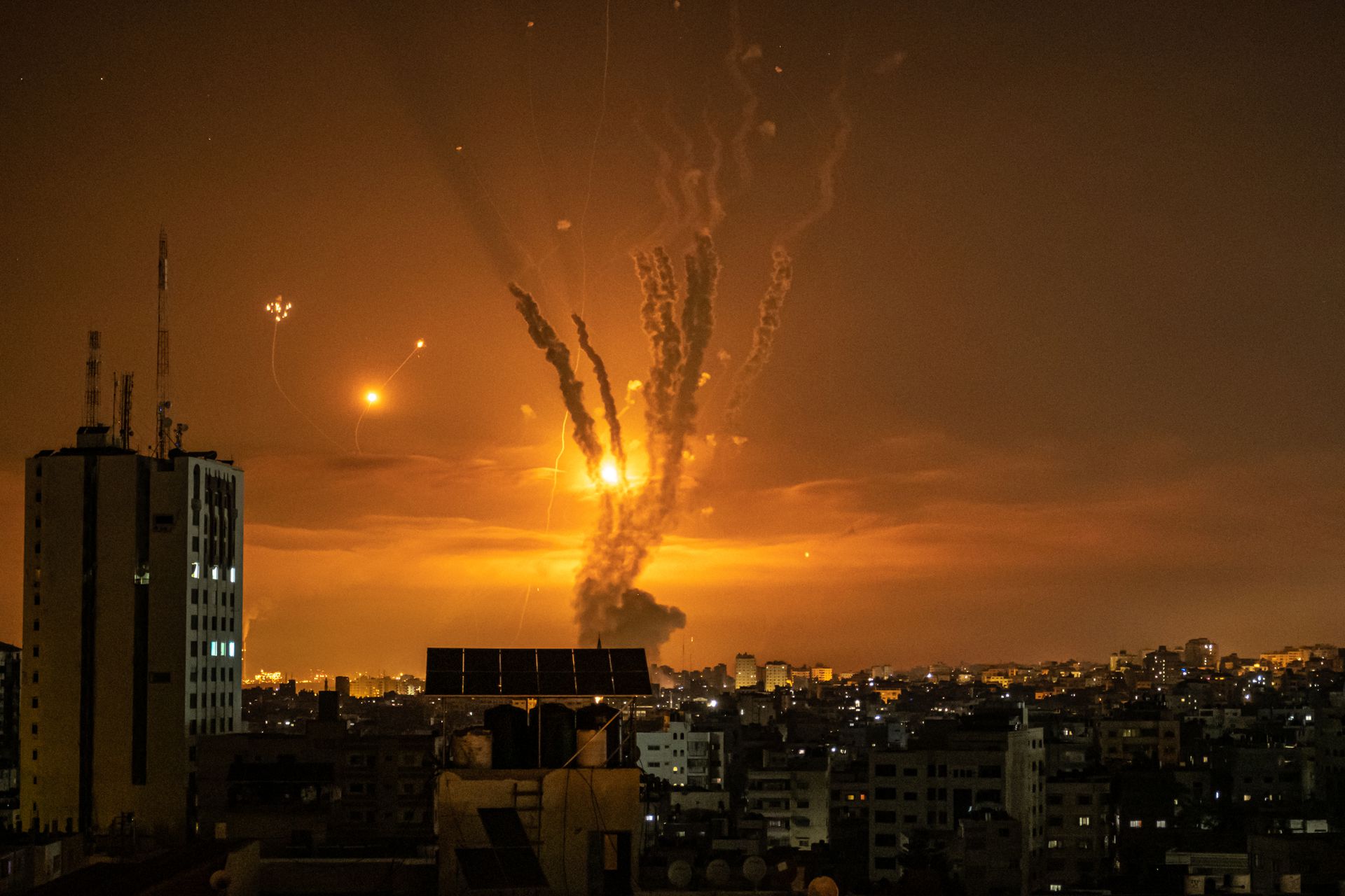 2021年5月13日深夜，以色列的“铁穹”防御系统（Iron Dome）成功拦截由加沙北部发射的火箭，在加沙上空激起火光。（Getty）