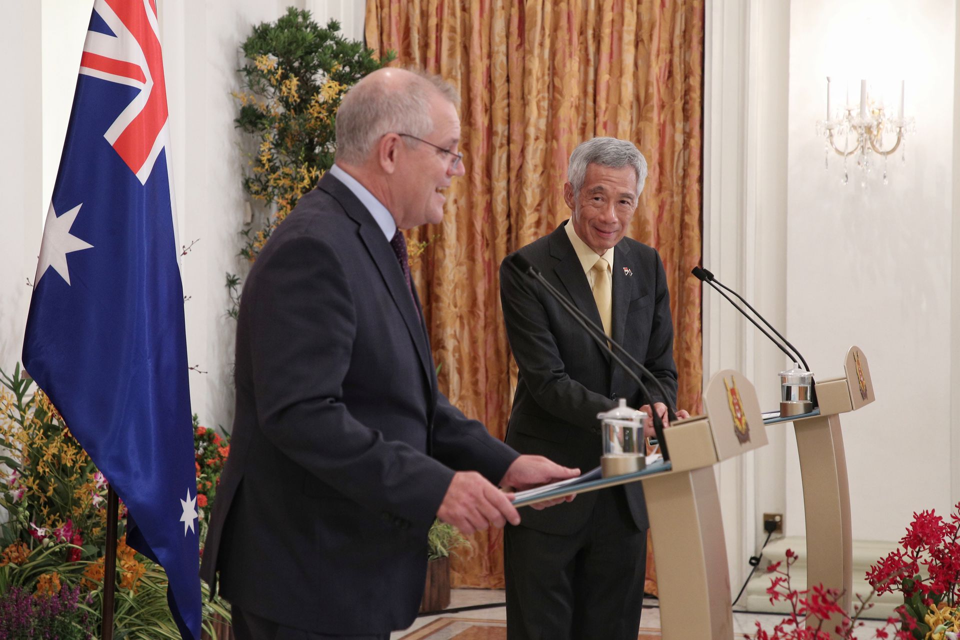 2021年6月10日，澳大利亚总理莫里森在访问英国前，在新加坡与新加坡总理李显龙（右）举行会谈。（Reuters）