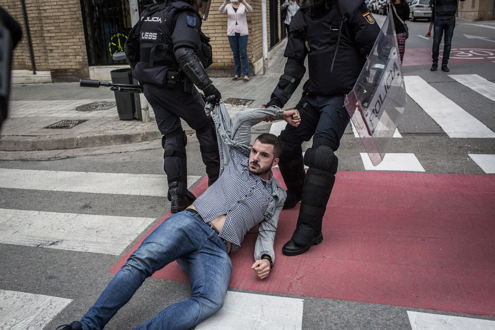 西班牙加泰隆尼亚独立公投演变成流血冲突。（视觉中国）