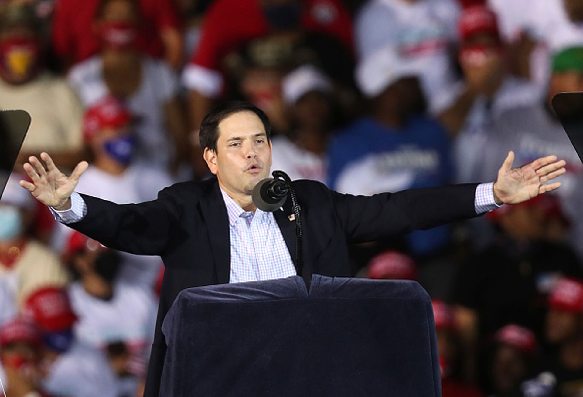 2020年11月1日,佛罗里达州迈阿密奥帕•洛克阿机场,现任共和党参议员卢比奥在特朗普举行正式竞选集会前发表讲话。据悉,卢比奥为特朗普在大选中最终拿下佛罗里达州贡献甚多。(Getty Images) 2020年11月1日,佛罗里达州迈阿密奥帕•洛克阿机场,现任共和党参议员卢比奥在特朗普举行正式竞选集会前发表讲话。据悉,卢比奥为特朗普在大选中最终拿下佛罗里达州贡献甚多。(Getty Images)