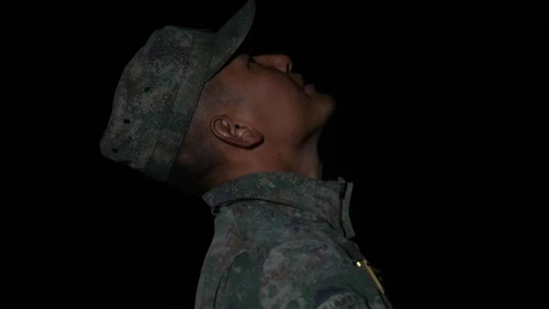 地面观察员利用夜视器材观察伞兵状态。（中国央视截图）