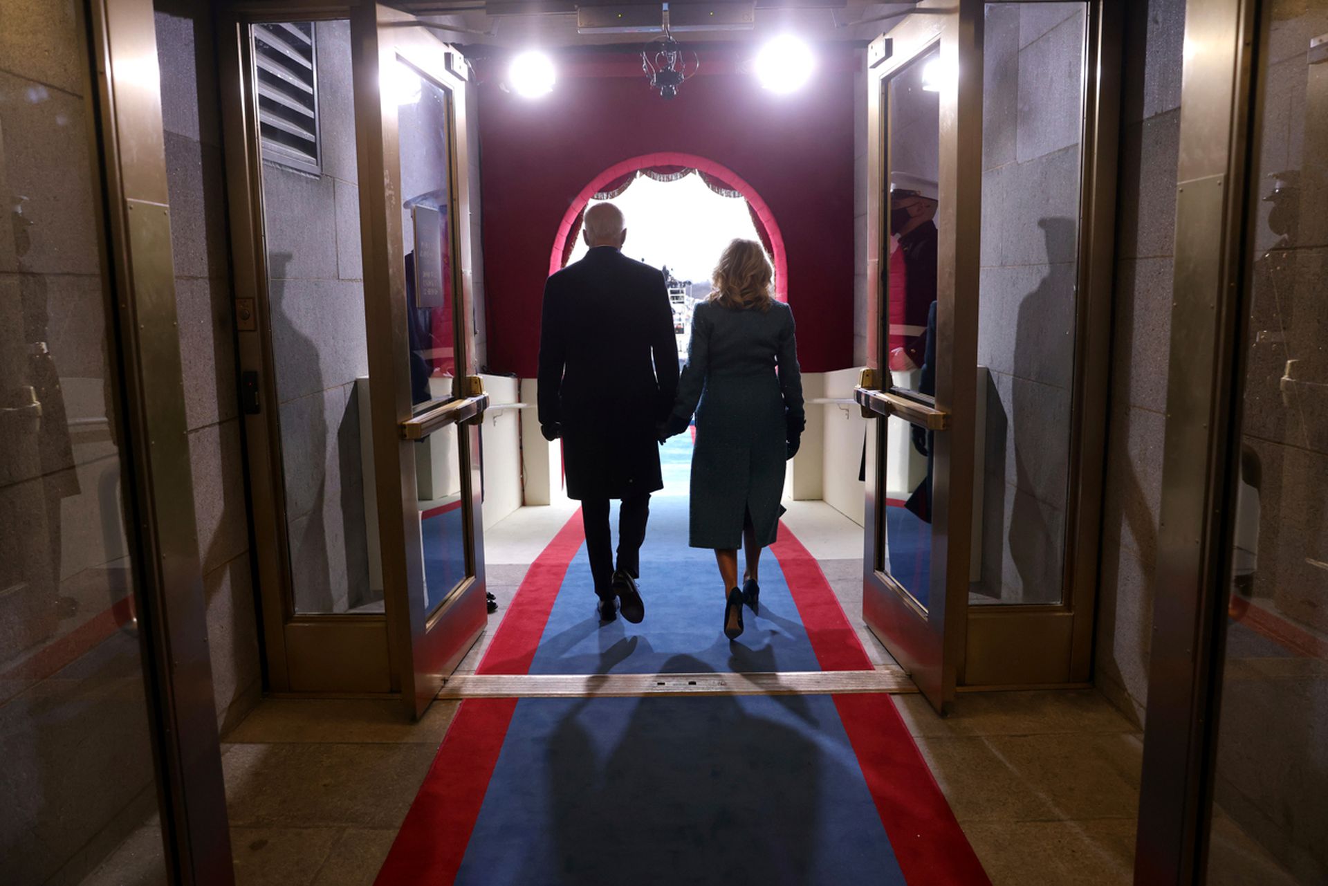 1月20日，拜登携妻子吉尔的手步出门廊，随后宣誓就任美国总统。（AP）