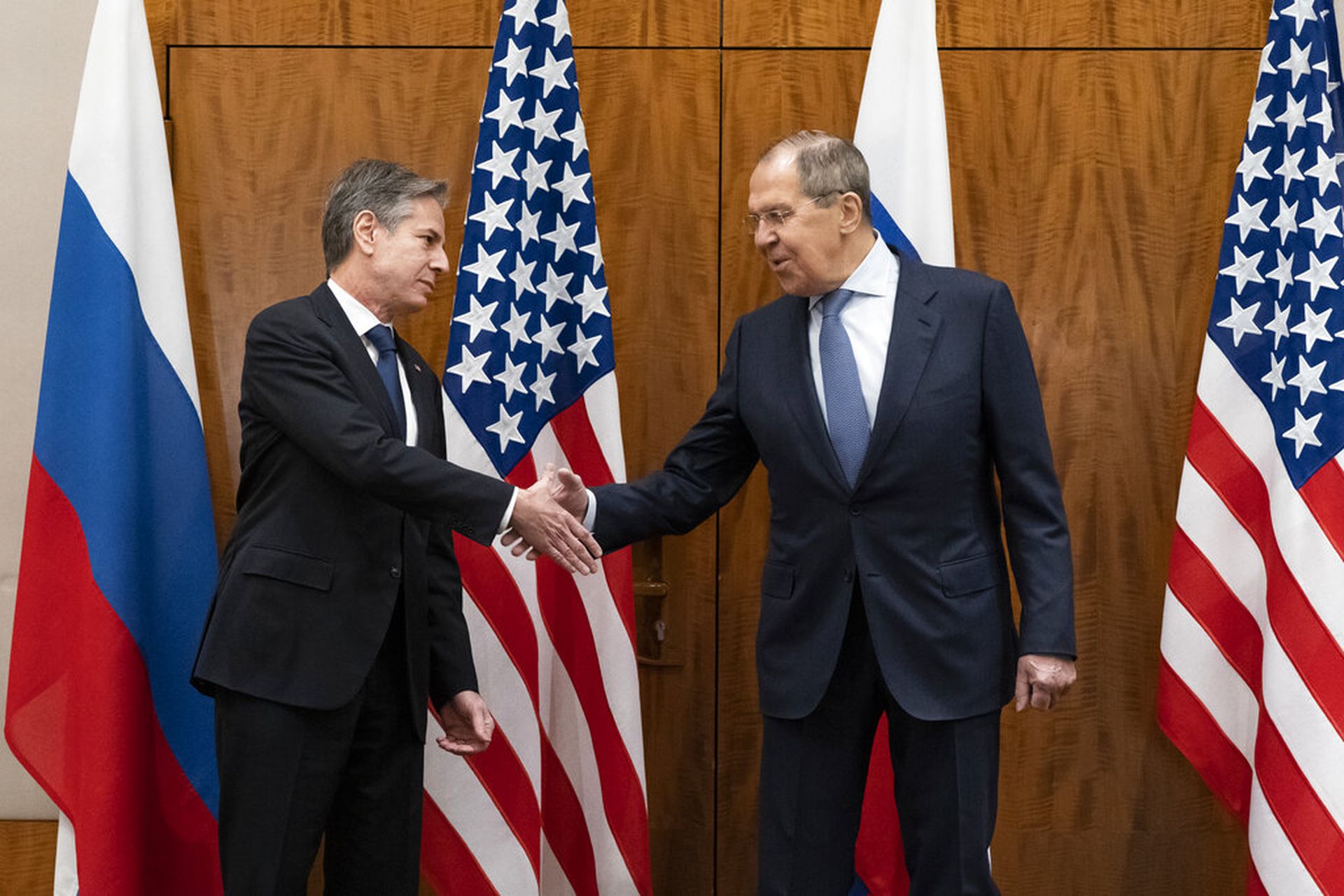 美国国务卿布林肯（左）与俄罗斯外长拉夫罗夫（右）1月21日在瑞士日内瓦会晤商讨乌克兰局势，图为两人在开场时握手（AP）
