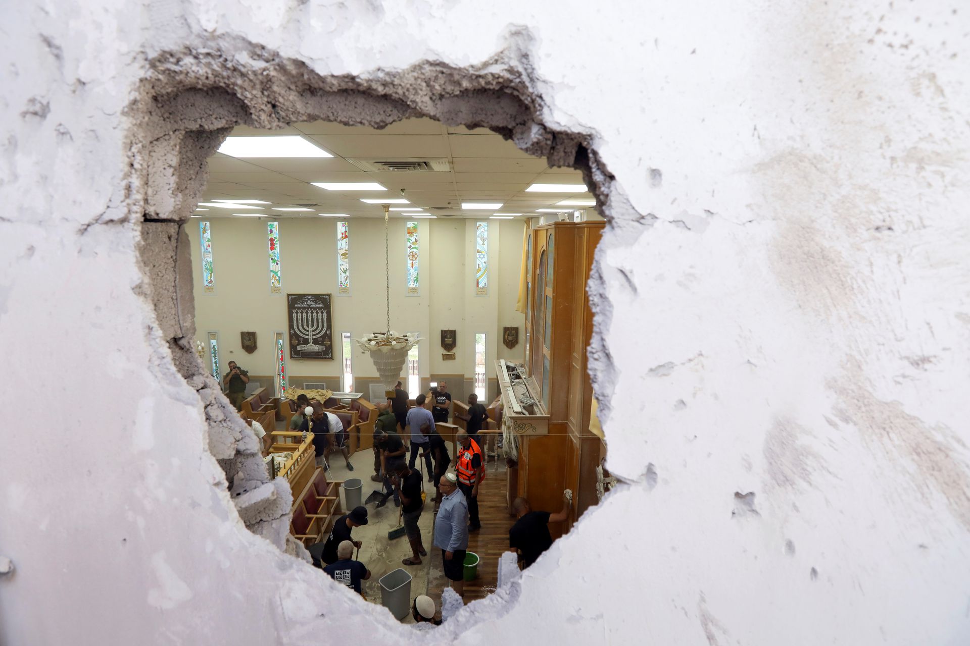 5月16日，阿什克隆一间犹太教堂在空袭中受损。（Reuters）