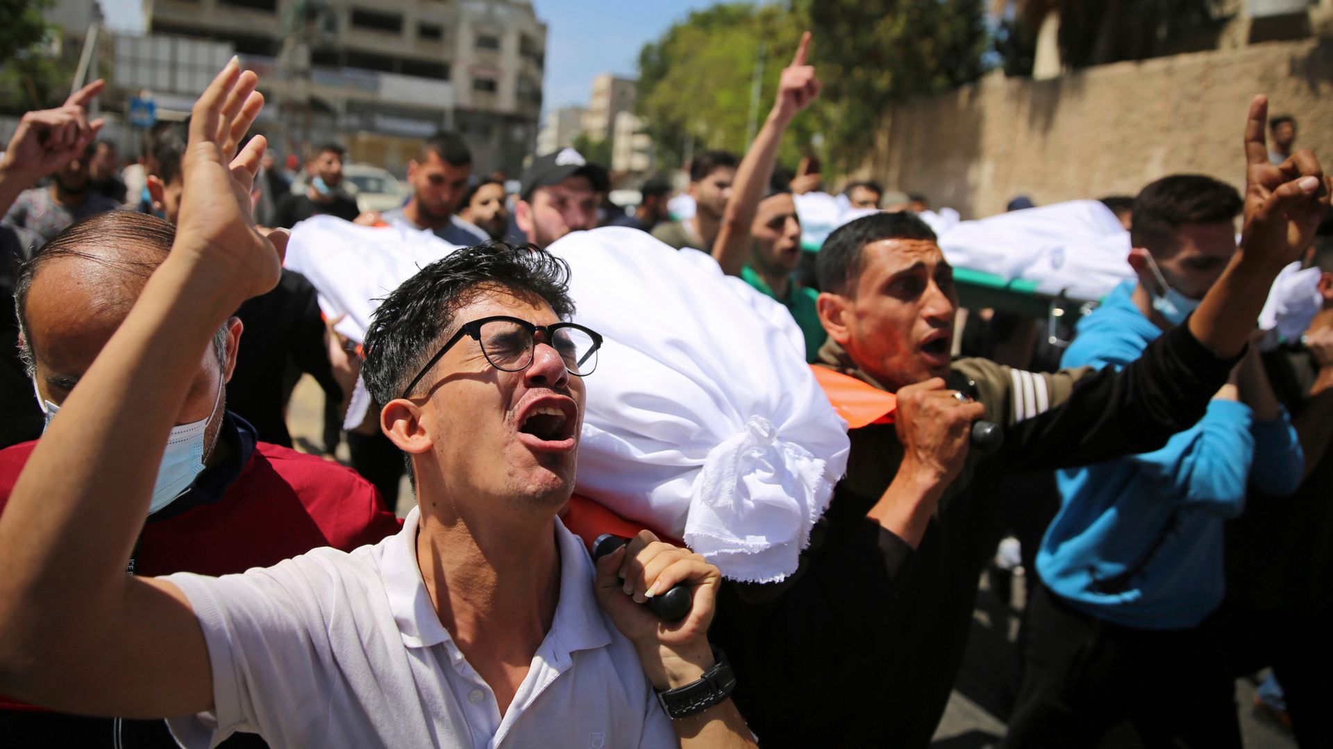 5月16日，加沙一批人在为空袭中死者举行葬礼，出席的人神情激动。（AP）