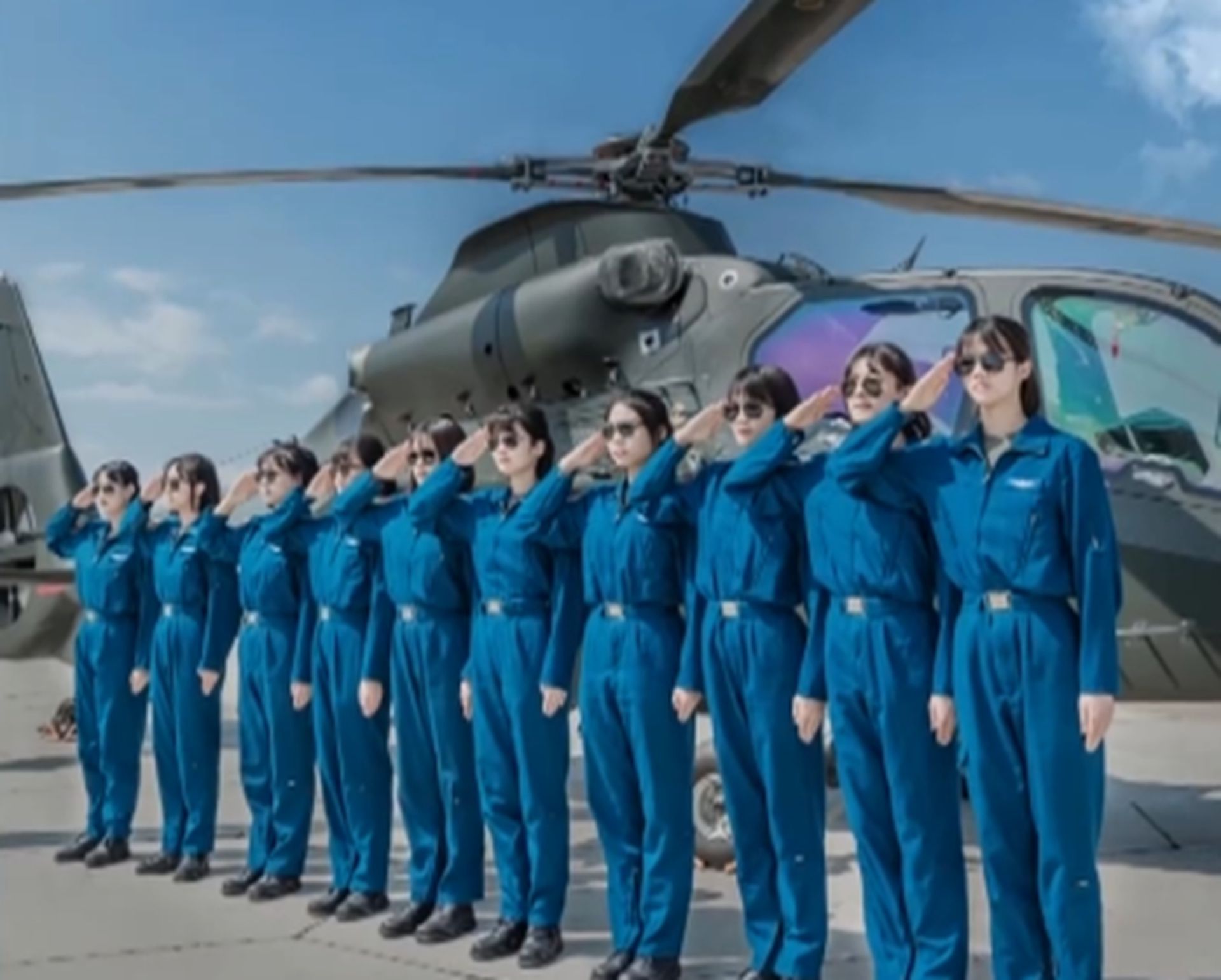 陆军首批女飞行学员一共10人。（微博@中国央视军事）