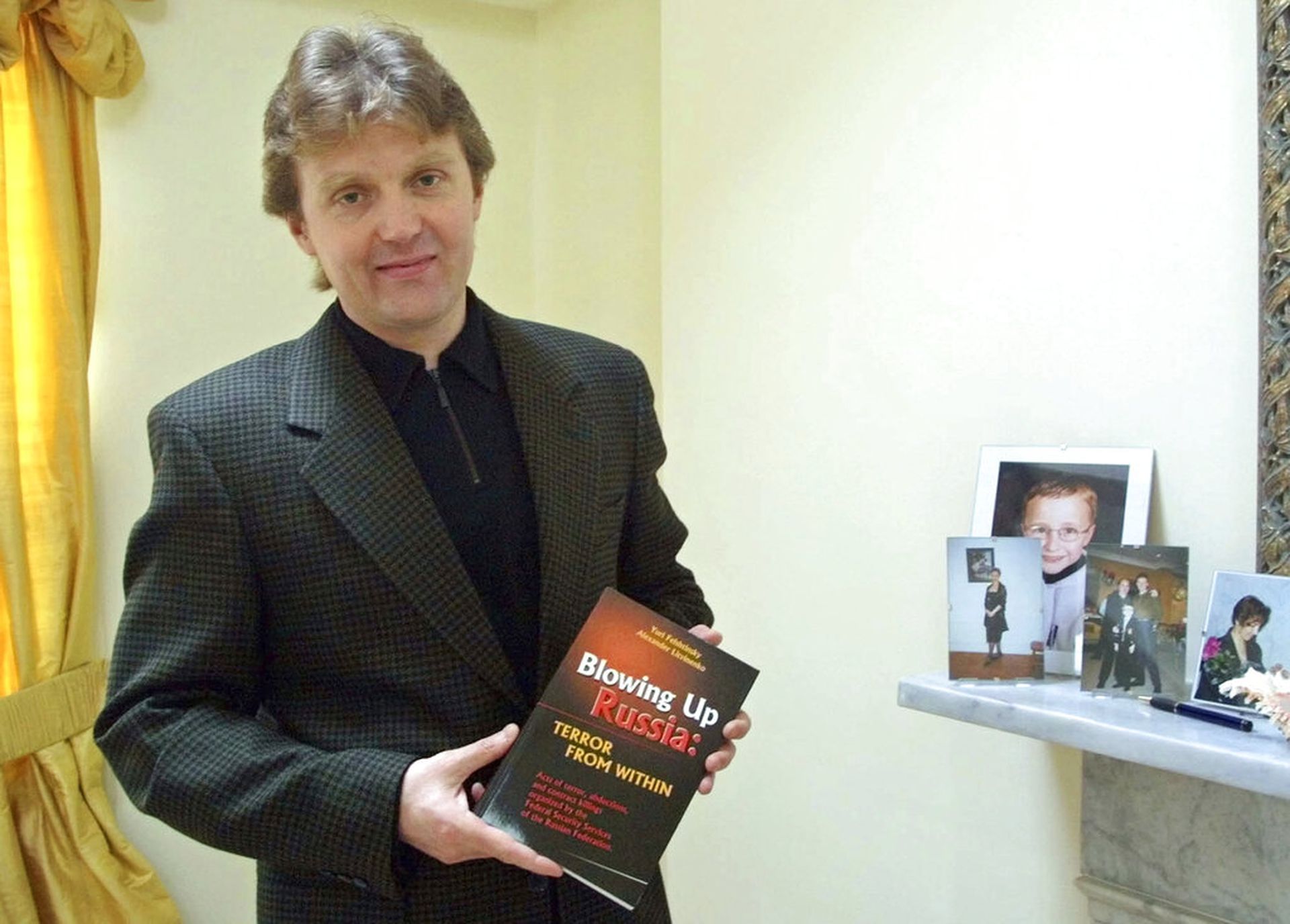 俄罗斯前特工利特维年科2002年5月在伦敦出版批评普京政府的书籍《Blowing up Russia》（AP）