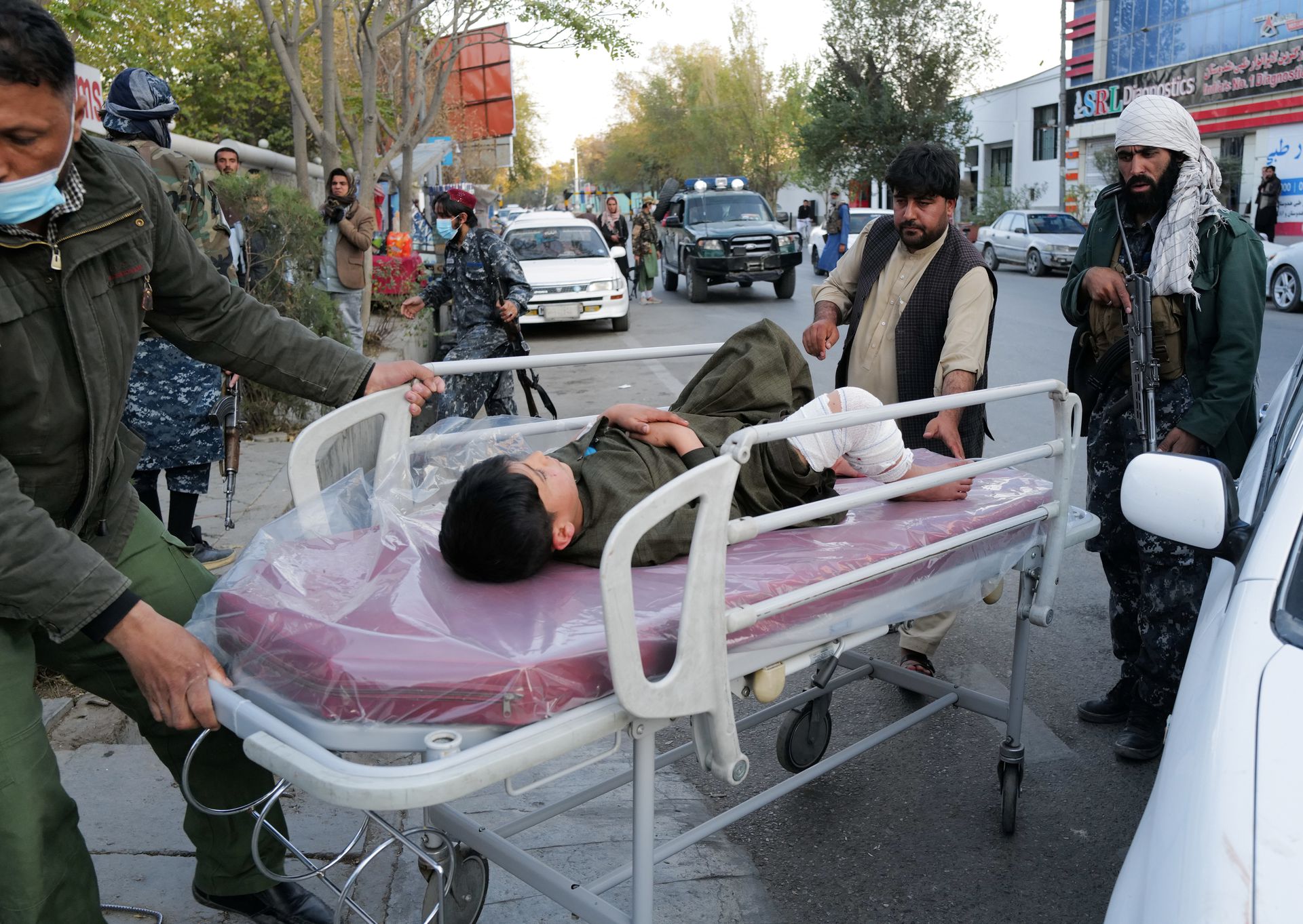 爆炸中另一名受伤的男孩被送往医院。（Reuters）