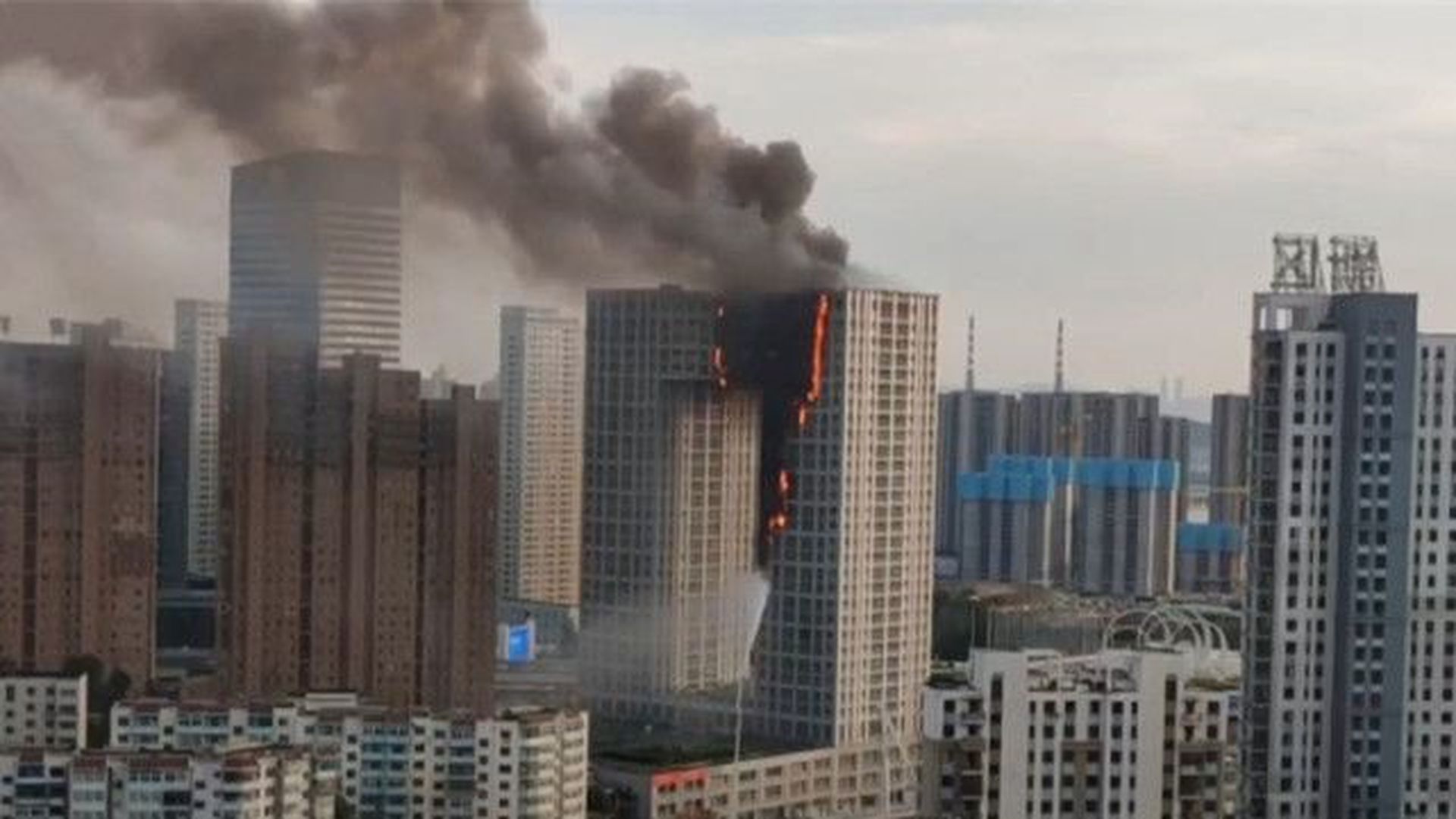 實拍:大連地標大廈持續燃燒7小時 親曆者憶述 4 508306677473218560280391