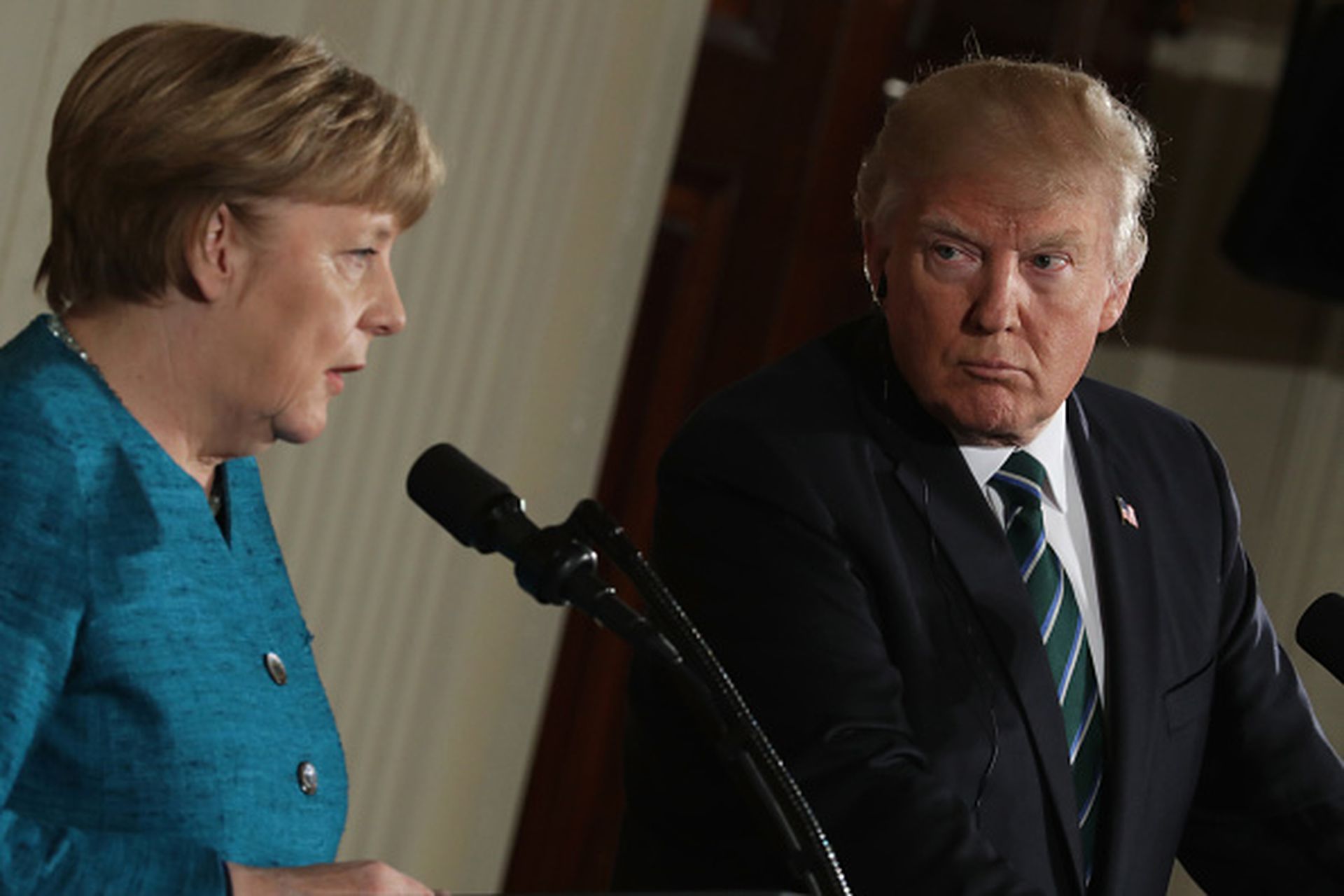 2017年3月17日，美国总统特朗普与到访的德国总理默克尔共同出席在白宫东大厅举行的联合新闻发布会。（Getty Images）