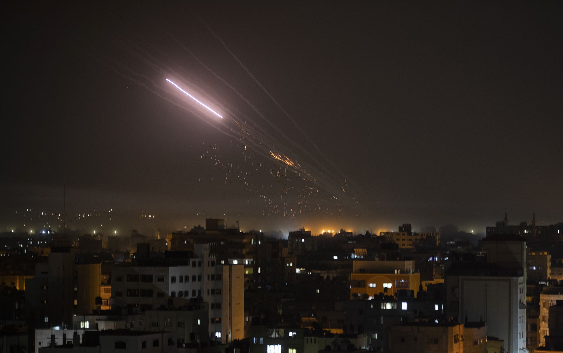 2021年5月14日凌晨，有火箭从加沙地带发射到以色列。图片以长时间曝光拍摄。（AP）