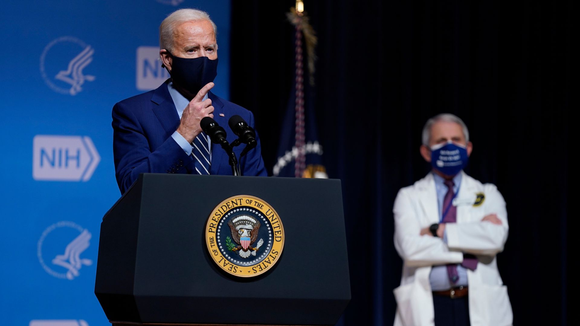 2021年2月11日,美国总统拜登(Joe Biden)到访国家卫生研究院,参观制造疫苗的实验室。(美联社) 2021年2月11日,美国总统拜登(Joe Biden)到访国家卫生研究院,参观制造疫苗的实验室。(美联社)