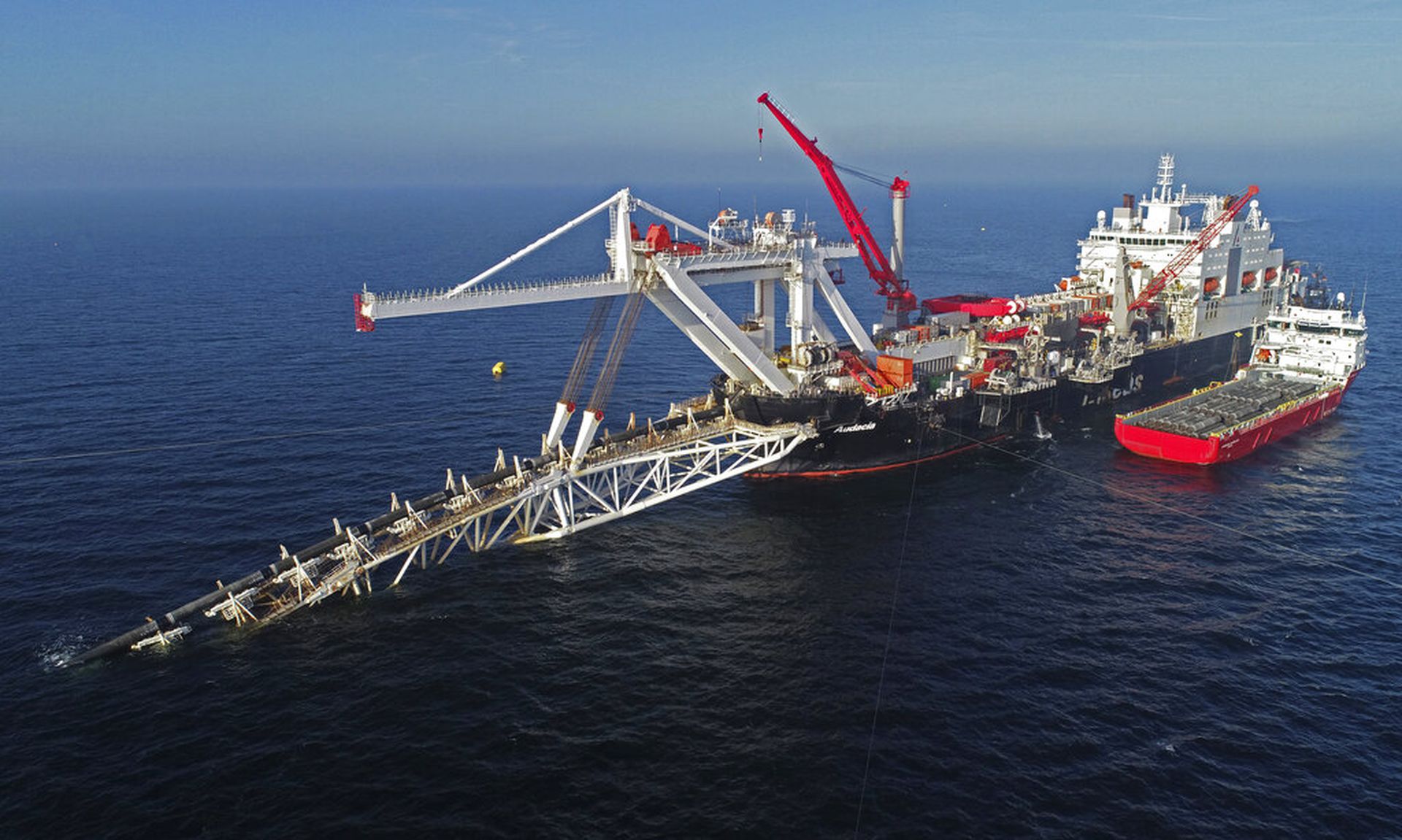 俄羅斯建設「北溪二號天然氣管道」，成為美國制裁的目標。圖為2018年11月11日一艘進行「北溪二號天然氣管道」工作的船在波羅的海工作。（AP）