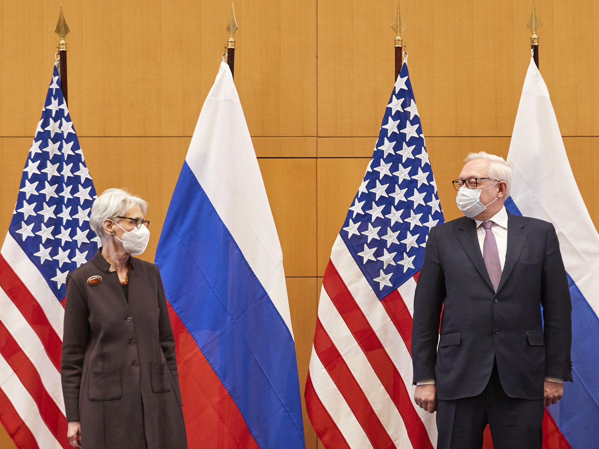 2022年1月10日，美国副国务卿舍曼（Wendy Sherman，左）与俄罗斯副外长里亚布科夫（Sergei Ryabkov，右）于瑞士日内瓦出席美俄战略安全对话。（AP）