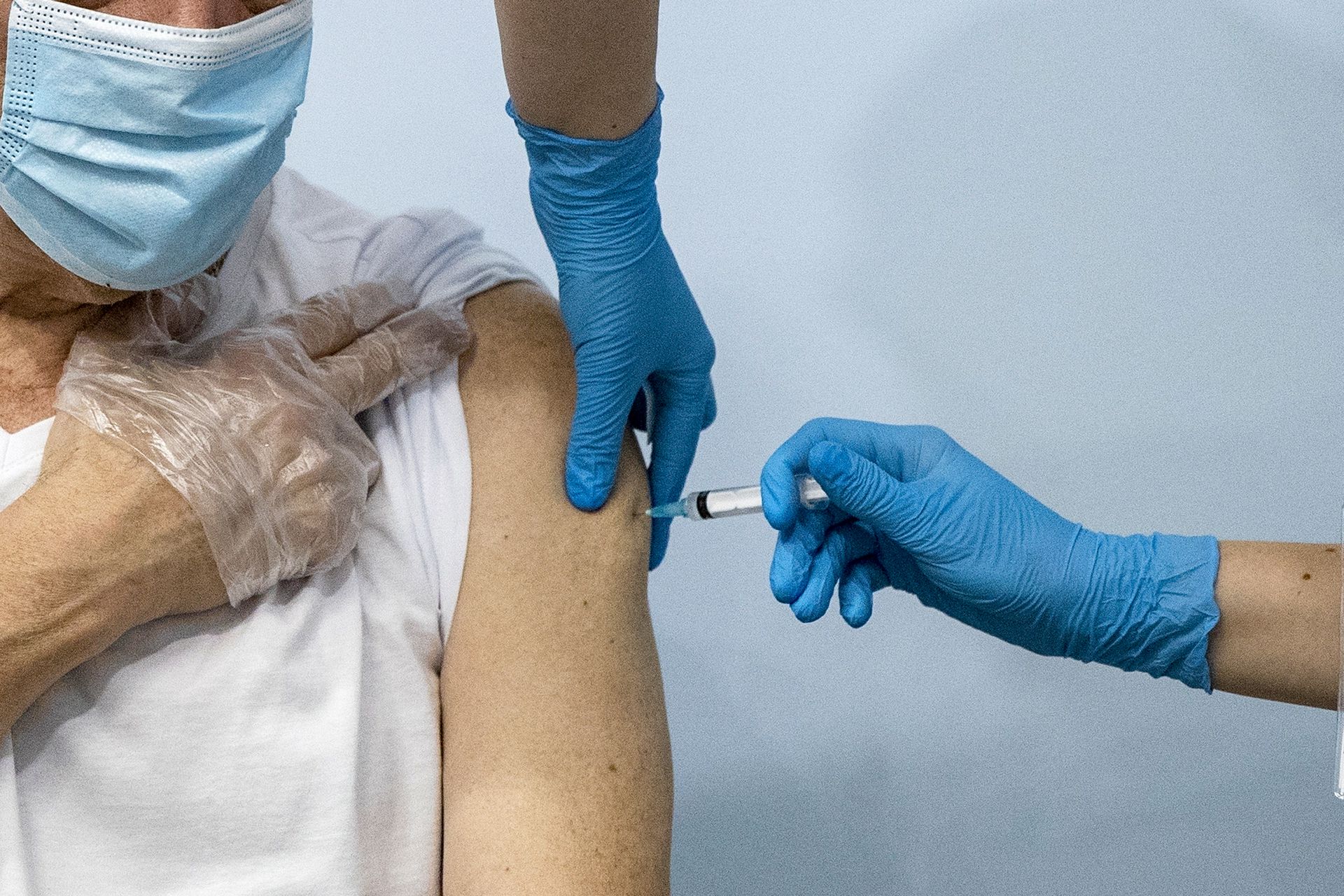 俄罗斯新冠肺炎疫情：图为2021年1月20日，一名俄罗斯医疗保健人员在莫斯科接种“卫星V（Sputnik V）”疫苗。（AP）
