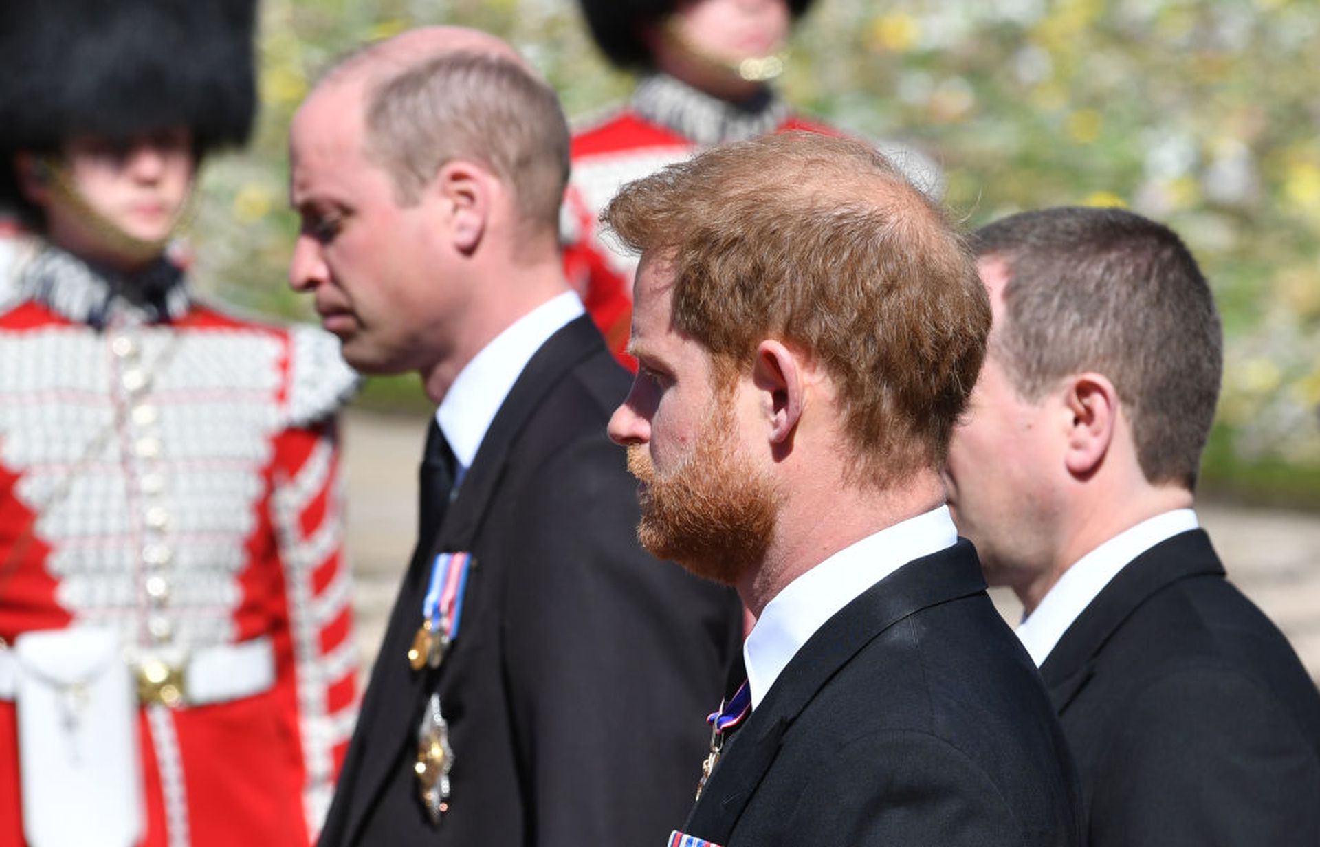 图为哈里、威廉王子2021年4月在英国出席菲腊亲王丧礼时。（Getty）