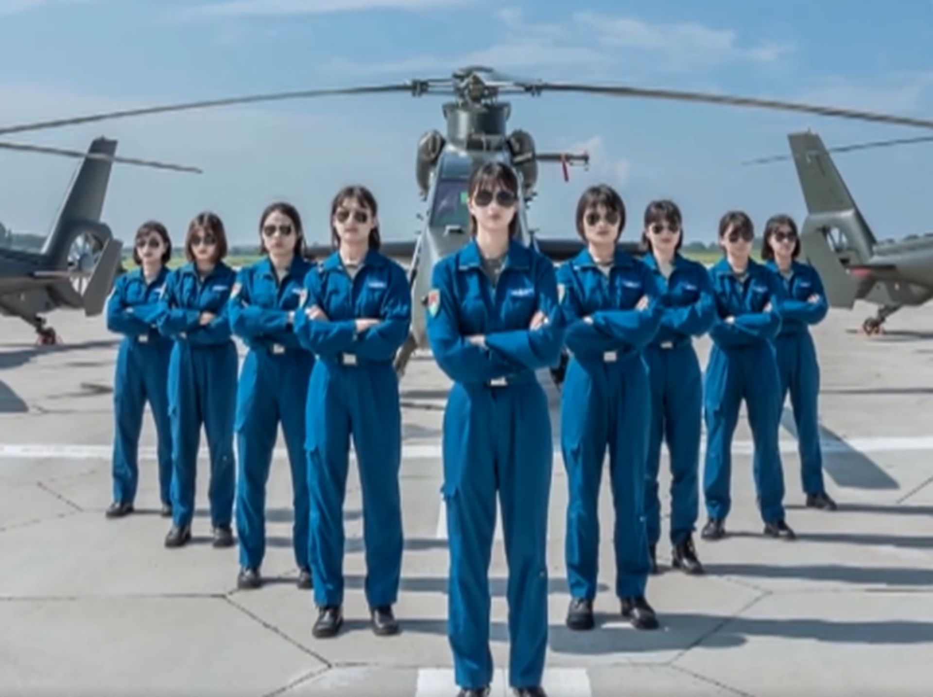 10名女飞行学员合影。（微博@中国央视军事）