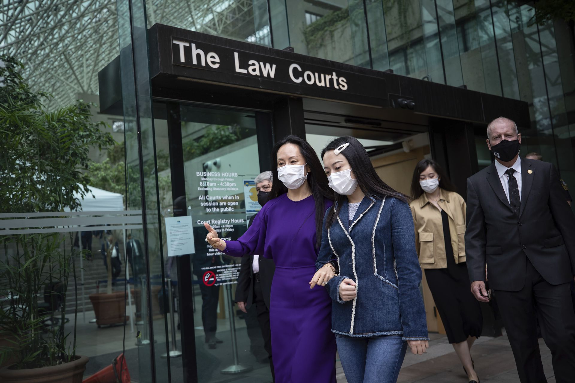 图为2021年8月18日,华为副董事长孟晚舟离开加拿大温哥华最高法院。 (AP) 图为2021年8月18日,华为副董事长孟晚舟离开加拿大温哥华最高法院。 (AP)