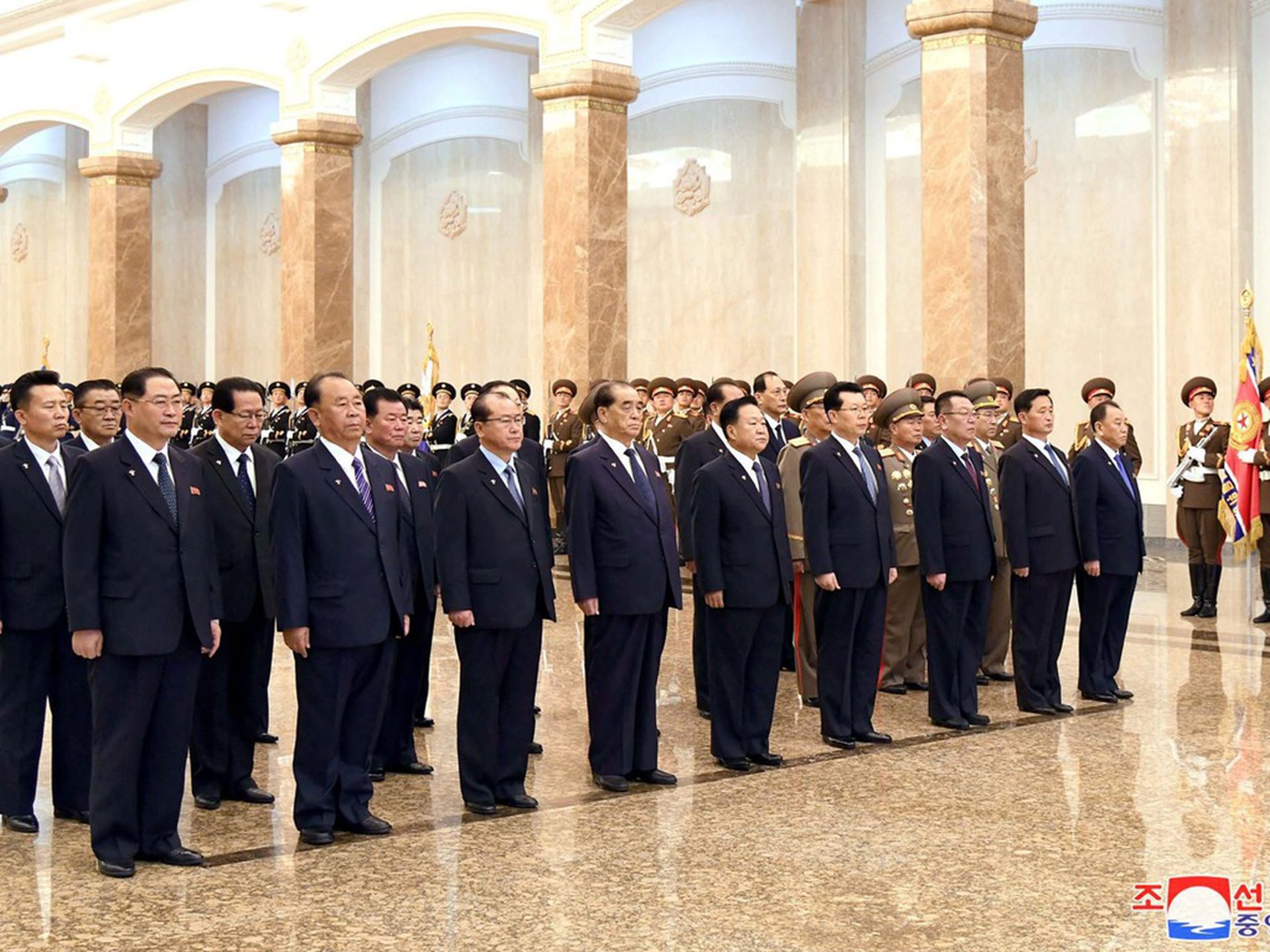 2020年4月15日,金正恩执政以来第一次缺席参谒锦绣山太阳宫纪念朝鲜已故领导人金日成生日的活动,引来各方对金正恩健康问题的猜测。图为4月16日,朝中社公开高级官员参谒锦绣山太阳宫,以纪念金日成108岁诞辰。(Reuters) 2020年4月15日,金正恩执政以来第一次缺席参谒锦绣山太阳宫纪念朝鲜已故领导人金日成生日的活动,引来各方对金正恩健康问题的猜测。图为4月16日,朝中社公开高级官员参谒锦绣山太阳宫,以纪念金日成108岁诞辰。(Reuters)