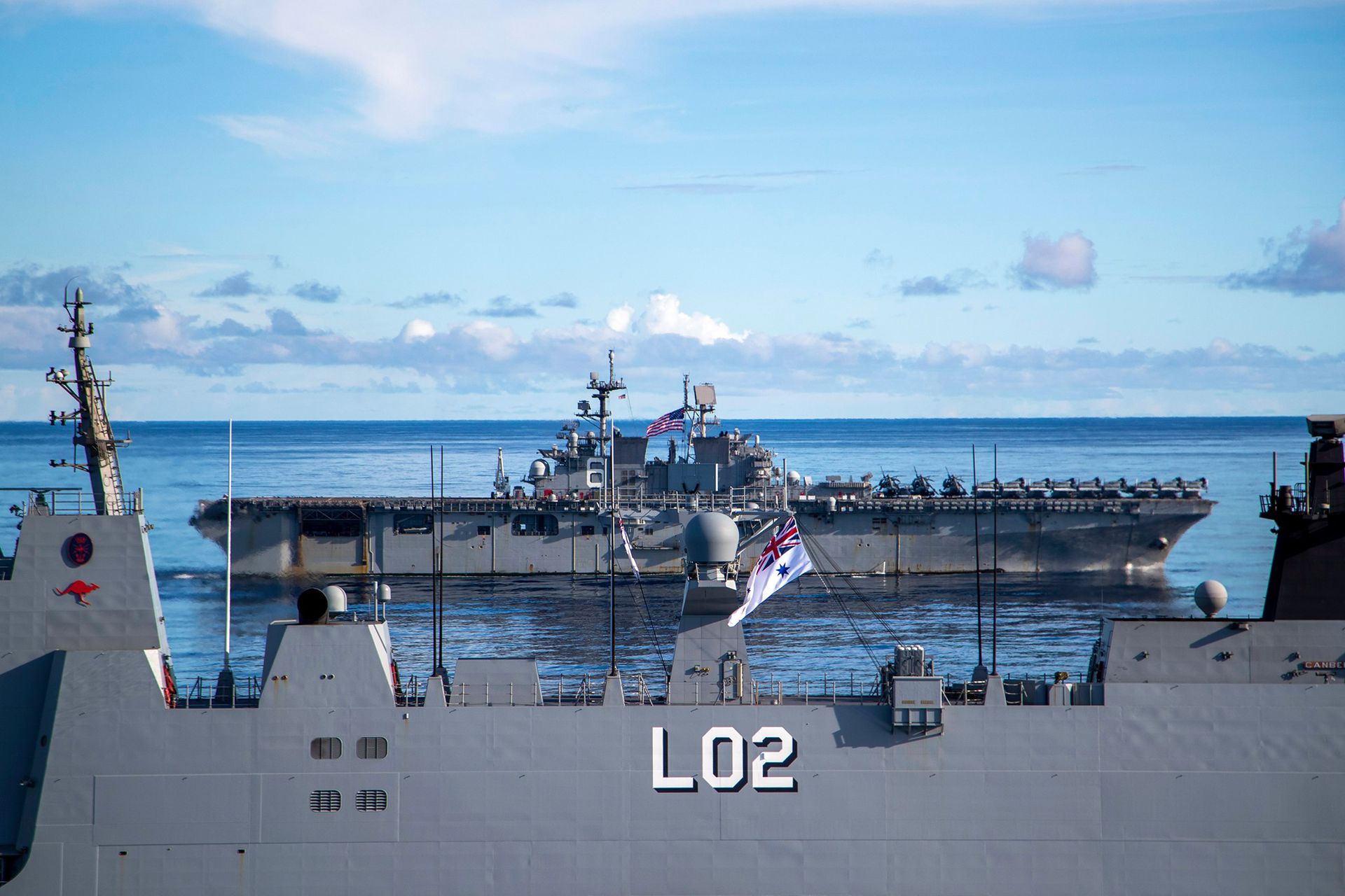 美军美利坚号两栖登陆舰USS America (LHA 6)与澳大利亚皇家海军堪培拉号两栖舰HMAS Canberra (L02)平行并肩航行。（Facebook@U.S. Pacific Fleet）