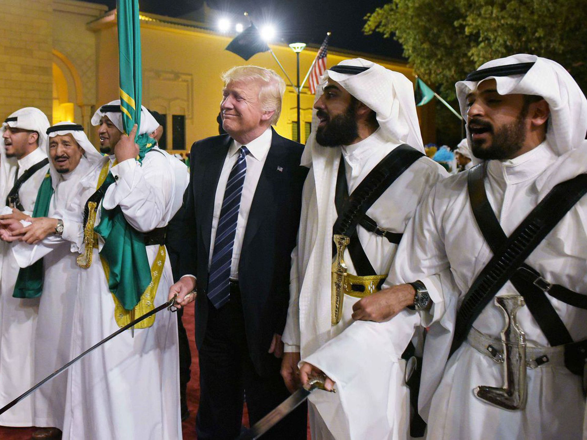 《纽约时报》10月11日报道，特朗普（左四）首次以总统身份出访沙特期间，在赠送对方礼物的同时，也收到来自沙特王室的80多件礼物，但并未按照法律规定向外界公开。（视觉中国）