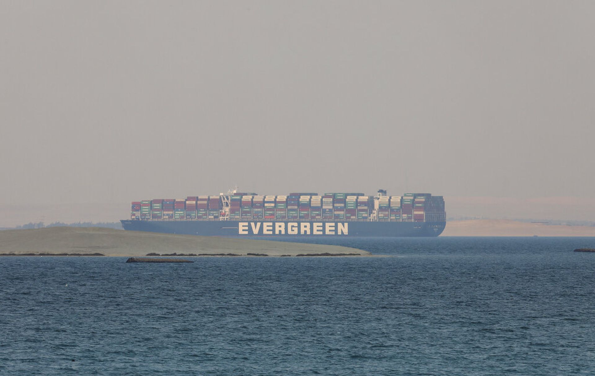 图为2021年3月30日，台湾长荣海运货柜轮长赐号停泊于埃及的大苦湖。（美联社）
