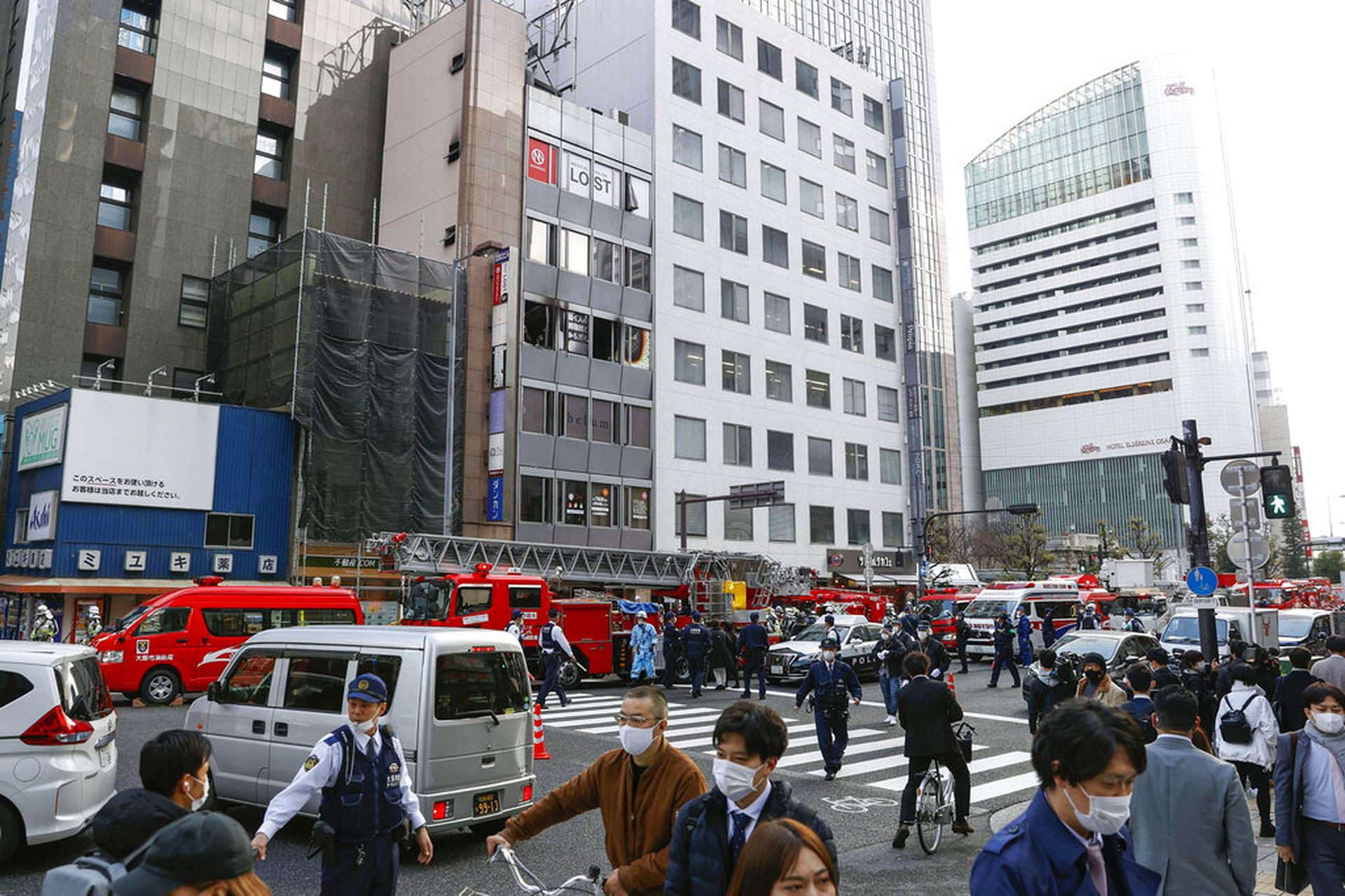 日本大阪火灾：2021年12月17日早上，大阪北新地市区一栋大厦发生大火，造成多人死伤。（AP）