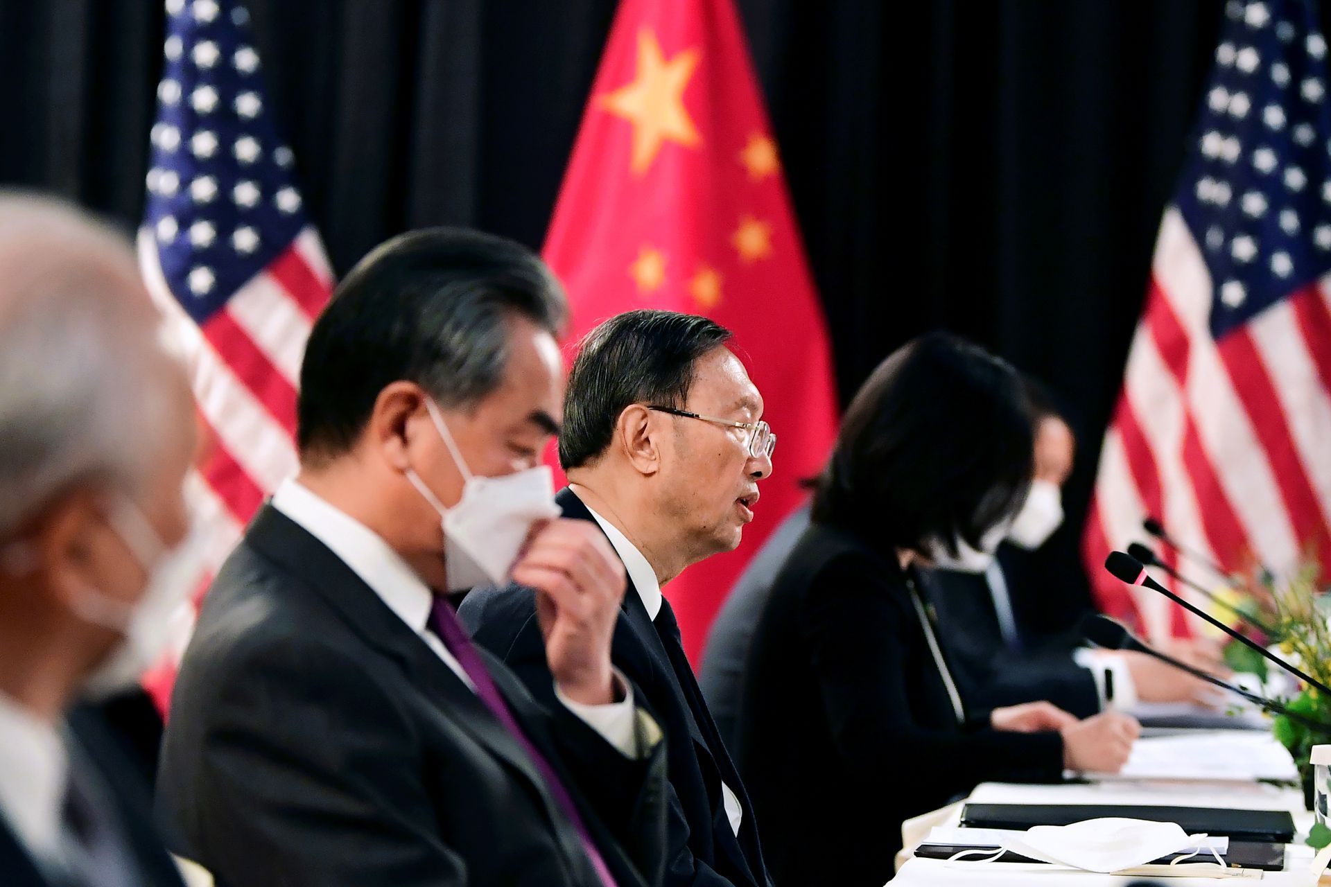 2021年3月18日，中共中央政治局委员、中央外事工作委员会办公室主任杨洁篪（左三）和中国国务委员兼外交部长王毅（左二）于阿拉斯加出席中美会谈。（Reuters）
