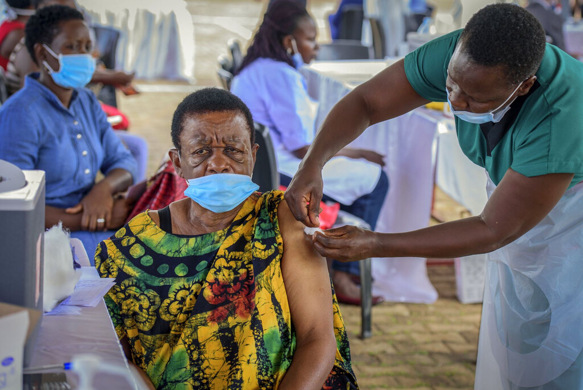乌干达新冠肺炎疫情：图为5月31日乌干达坎帕拉一名妇女在科洛洛简易机场接种新冠肺炎疫苗。（AP）