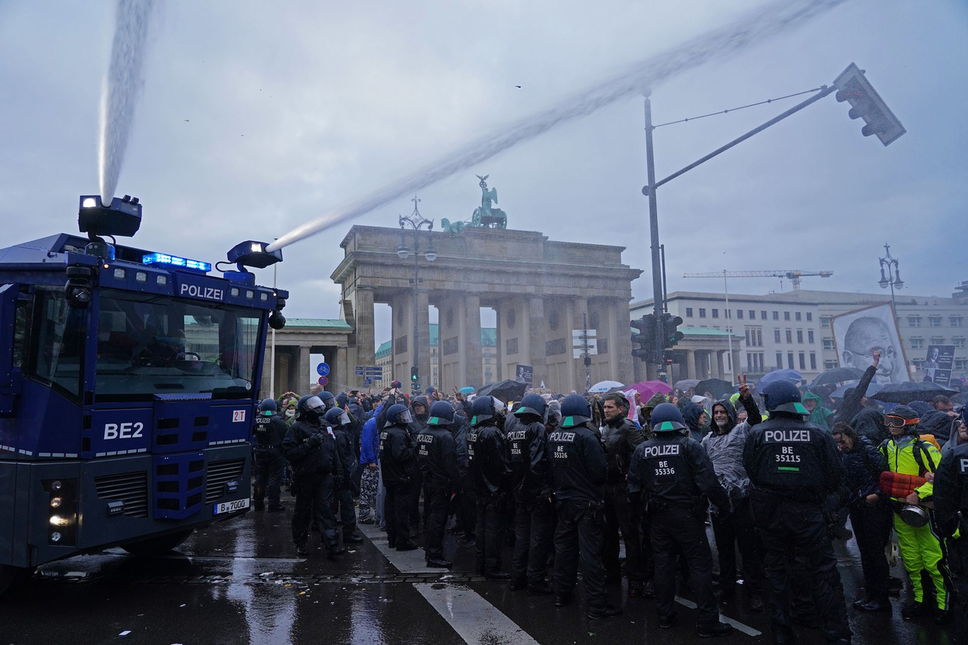 11月18日,德国柏林,警方水炮车射水,驱散示威者。(Sean Gallup/Getty Images) 11月18日,德国柏林,警方水炮车射水,驱散示威者。(Sean Gallup/Getty Images)