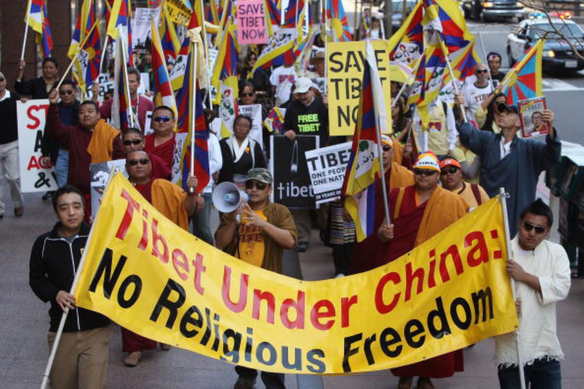 2009年3月10日，美国洛杉矶，流亡藏人在举行反中游行。（Getty Images）