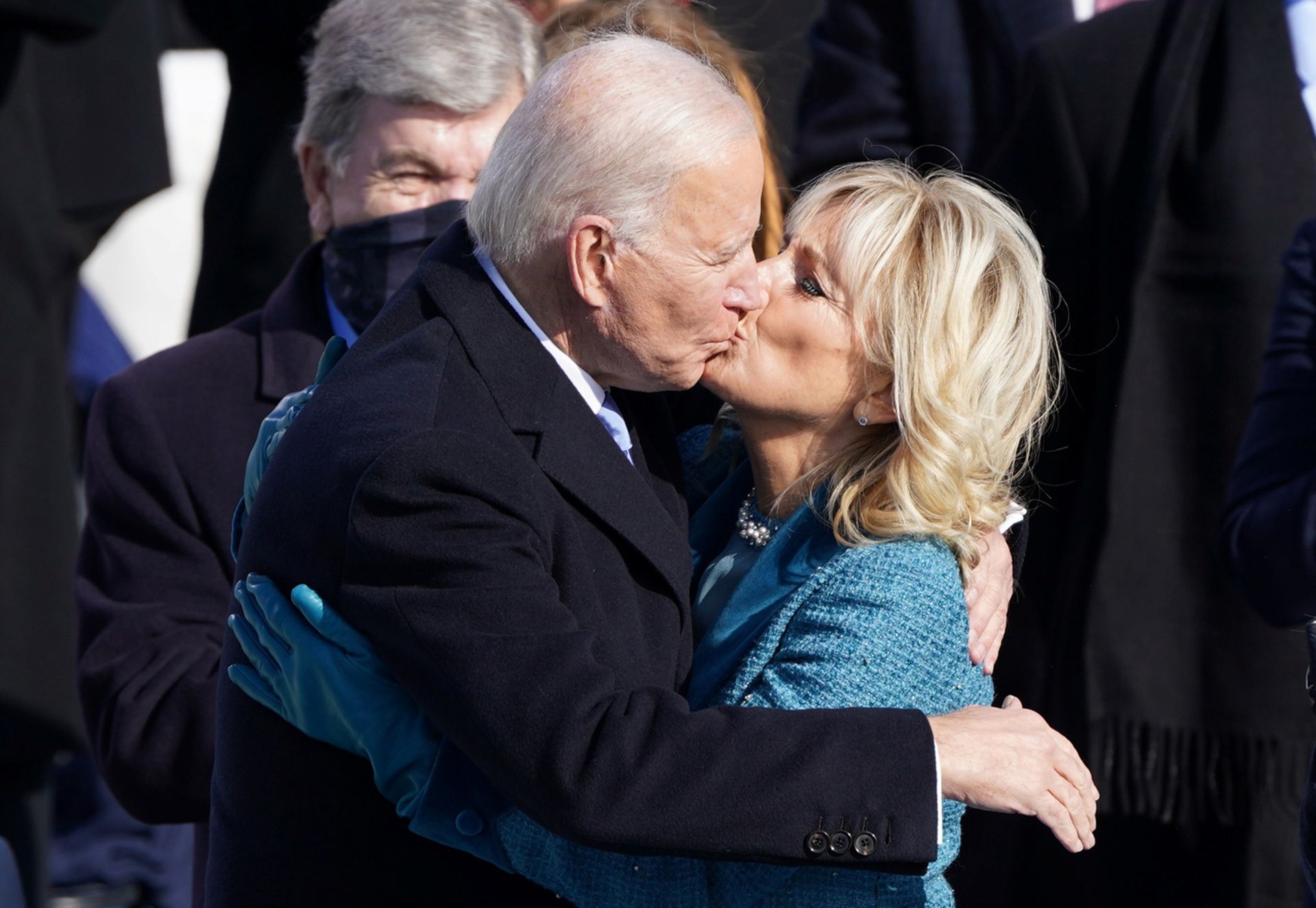 1月20日，拜登在完成宣誓后亲吻妻子吉尔。（Reuters）
