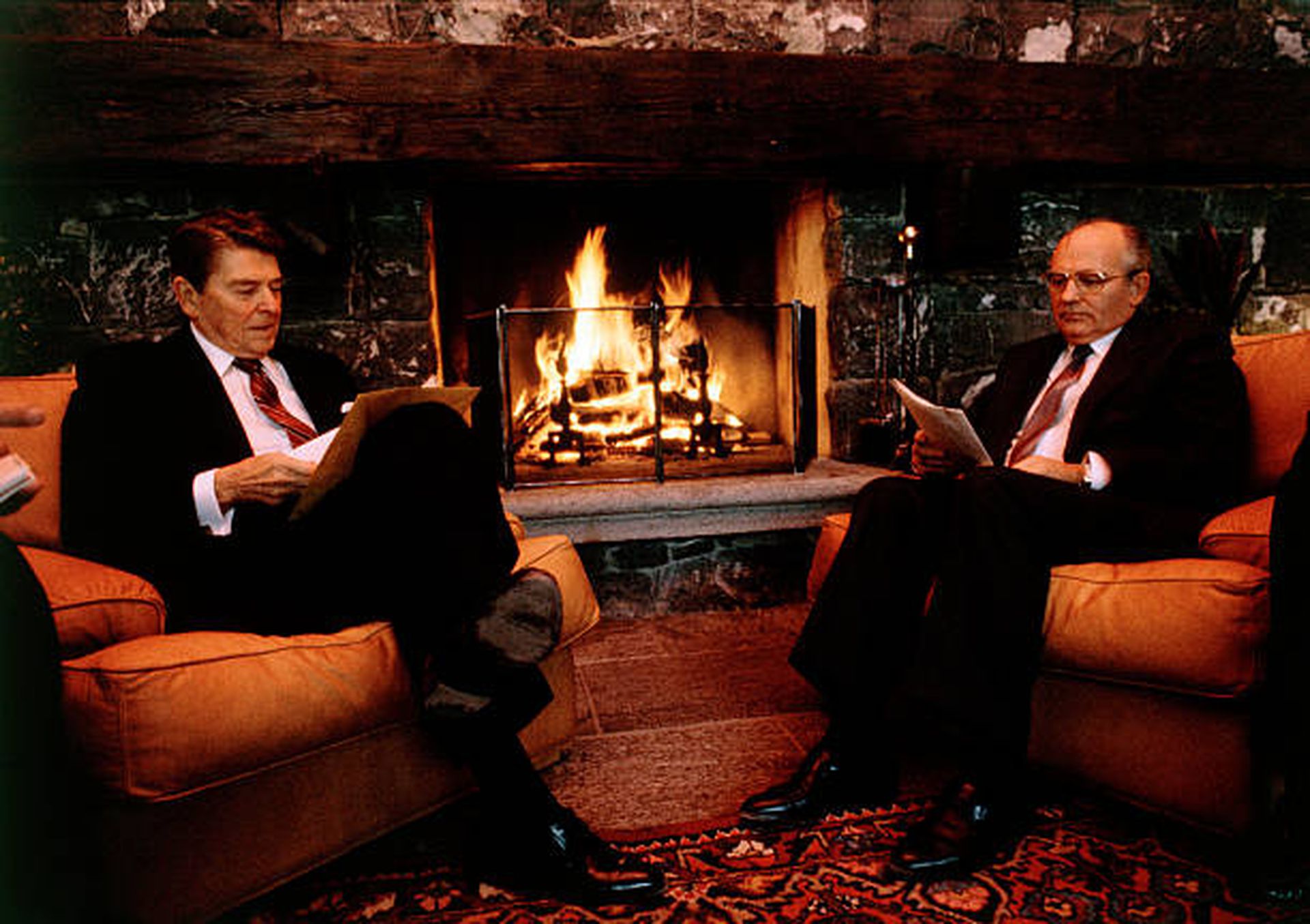 1985年11月19日，时任美国总统里根与时任苏联领导人戈尔巴乔夫在瑞士日内瓦的一个船屋里举行了历史性的“炉边谈话”。（Getty）